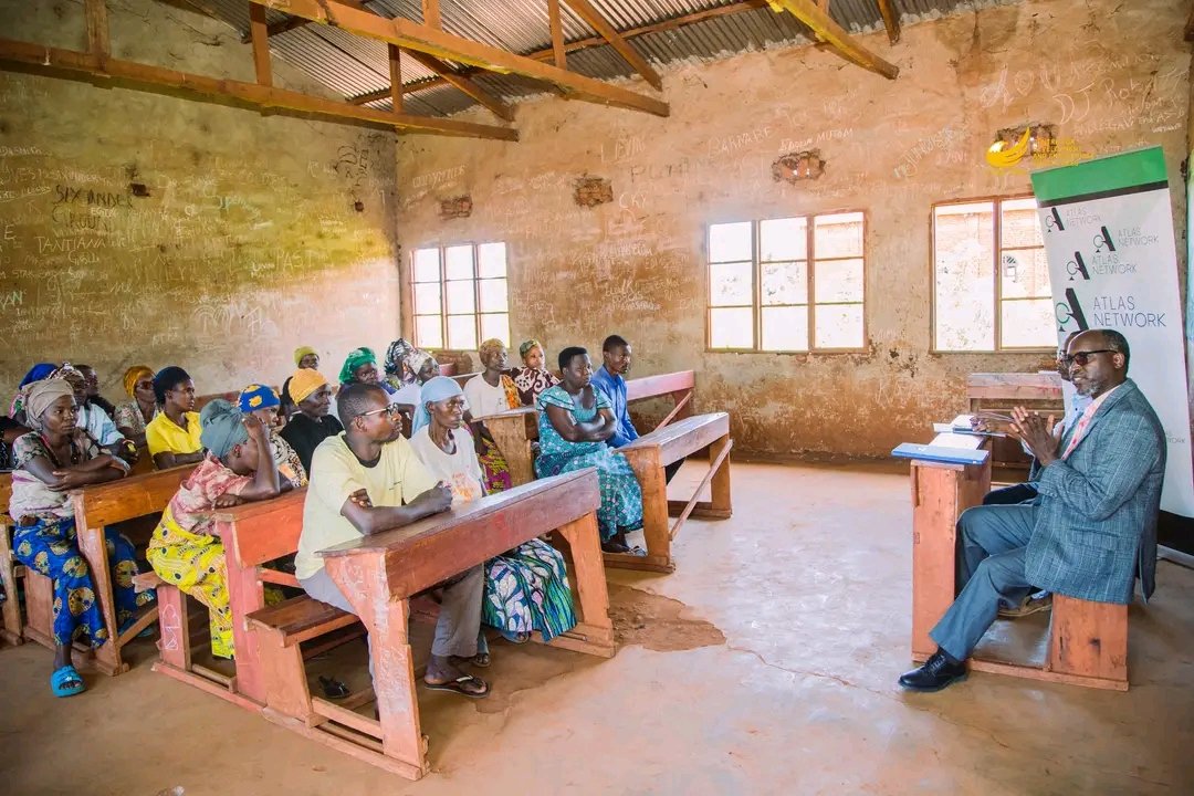 ForEnterprises's tweet photo. #CheminsVersLaProspérité 📍 Direction la Région de Samwe où notre équipe est sur le terrain pour échanger, écouter et expliquer ! Être sur le terrain, c'est le cœur de notre mission❤️ 
Animée par notre collègue Prof. BARUMWETE Siméon, cette session a mis en lumière les bénéfices de la sécurisation foncière. Grâce à l'accès aux certificats fonciers et à la co-détention, nous agissons concrètement pour la stabilité financière, la création d'emplois et la protection des ménages. 🌱🤝