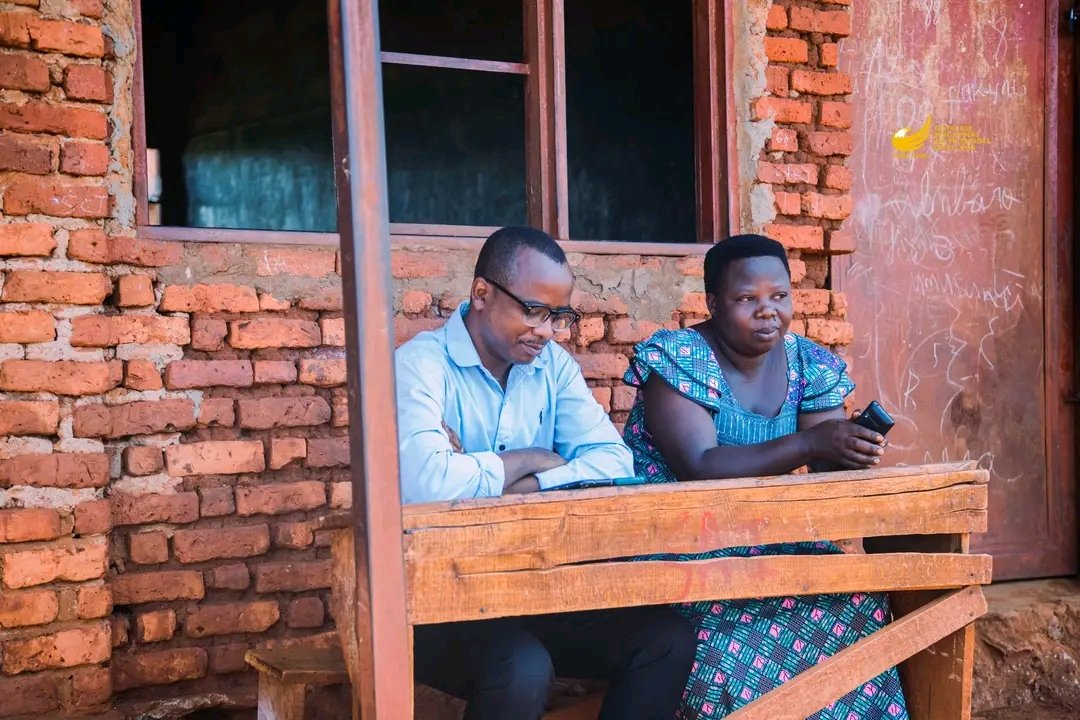 ForEnterprises's tweet photo. #CheminsVersLaProspérité 📍 Direction la Région de Samwe où notre équipe est sur le terrain pour échanger, écouter et expliquer ! Être sur le terrain, c'est le cœur de notre mission❤️ 
Animée par notre collègue Prof. BARUMWETE Siméon, cette session a mis en lumière les bénéfices de la sécurisation foncière. Grâce à l'accès aux certificats fonciers et à la co-détention, nous agissons concrètement pour la stabilité financière, la création d'emplois et la protection des ménages. 🌱🤝