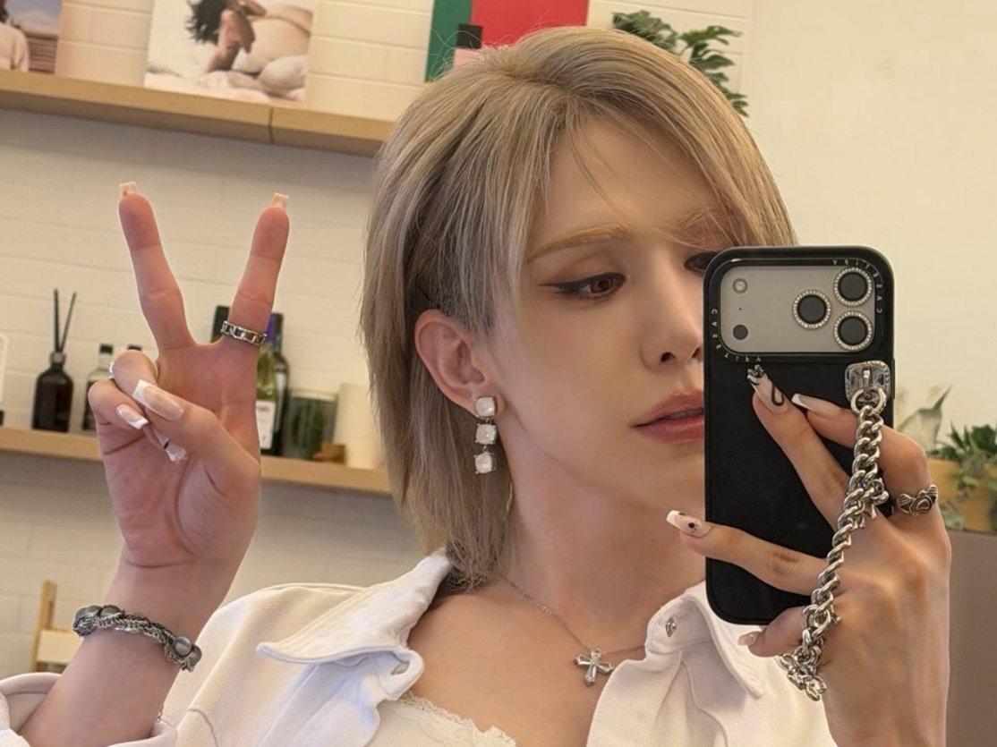 userxlov's tweet photo. wumuti and haru both have colored contacts in which means they were recording sth https://t.co/zhjDqtzm7q
