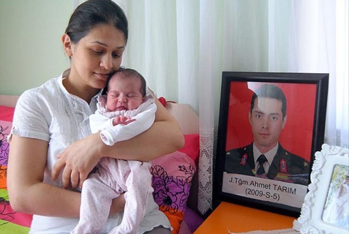 gelinciklerimiz's tweet photo. Jandarma Teğmen Ahmet Tarım şehit olduğunda eşi 4 aylık hamileydi...

Göreve gitmeden eşine "Bana Birşey olursa kızımızın adını Hayal koy" demiş. 

Hayal bugün 13 yaşında... https://t.co/IKWLAYFDvR
