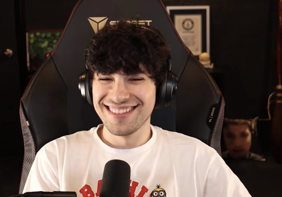 Gogyboat's tweet photo. He's really cute when he smiles all bright and wide cos you know he's about to burst out laughing https://t.co/MALOyLLewc