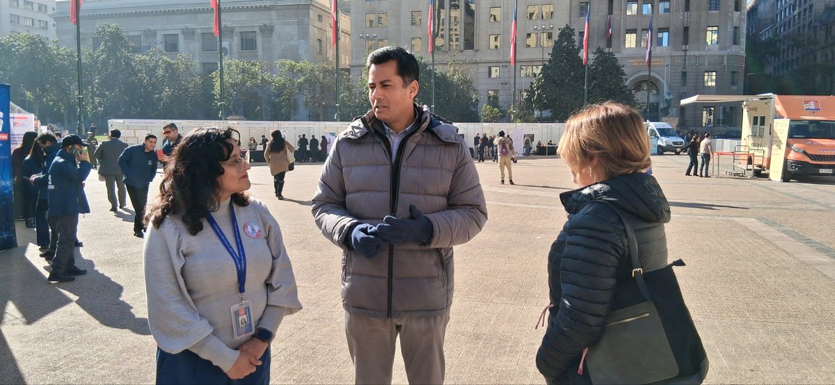 ChileAcademia's tweet photo. Está sucediendo ahora!!! Ven a participar de la Feria Estado Abierto en Plaza de la Constitución. La feria busca acercar a la ciudadanía a las instituciones que trabajan en esta materia como nuestra @Camara_cl . https://t.co/iQUp5ycaeJ