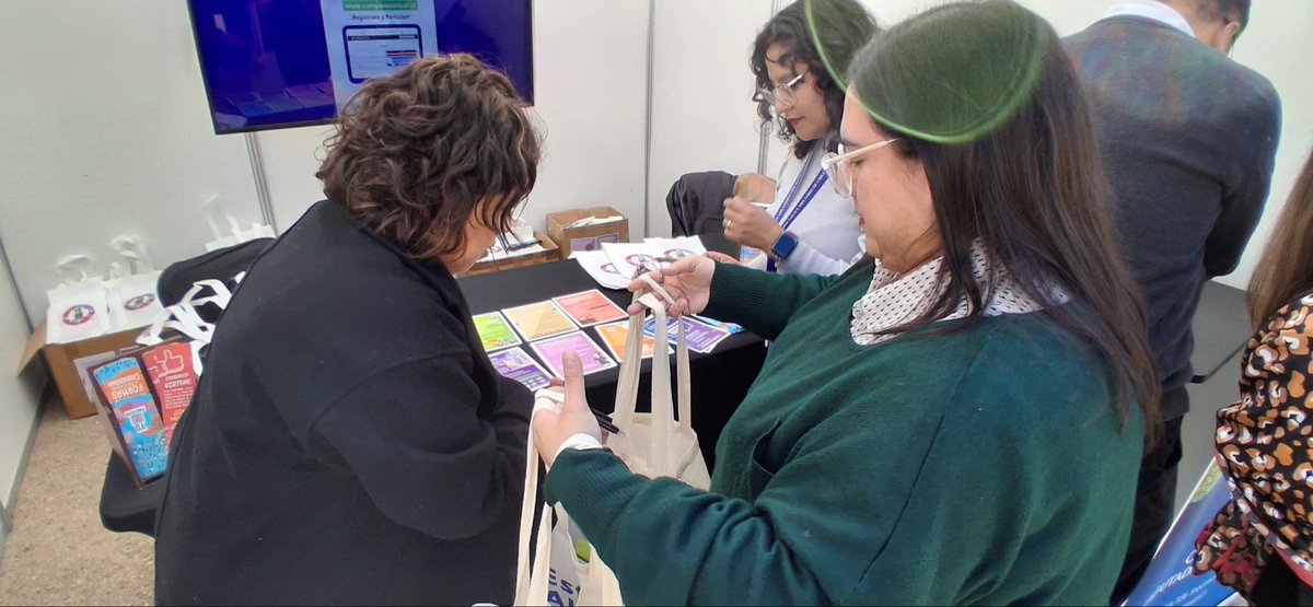 ChileAcademia's tweet photo. Está sucediendo ahora!!! Ven a participar de la Feria Estado Abierto en Plaza de la Constitución. La feria busca acercar a la ciudadanía a las instituciones que trabajan en esta materia como nuestra @Camara_cl . https://t.co/iQUp5ycaeJ