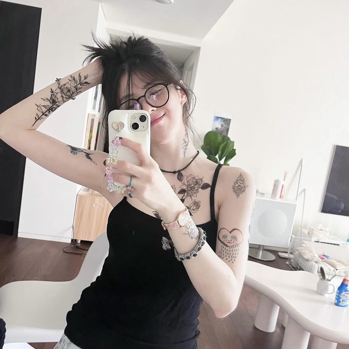 ⋆ tweet media