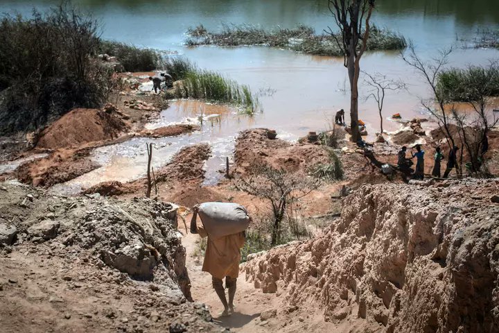 FranoisPic77456's tweet photo. @Gdams70 @LeodMac47135 Grosse émettrice de gaz à effet de serre,la construction des voitures électriques consomme aussi une très grande quantité de métaux. Lithium,aluminium, cuivre…le boom annoncé de la production de « véhicules propres » réjouit le secteur minier, l’un des plus pollueurs au monde.. https://t.co/XEaCex1tZ8