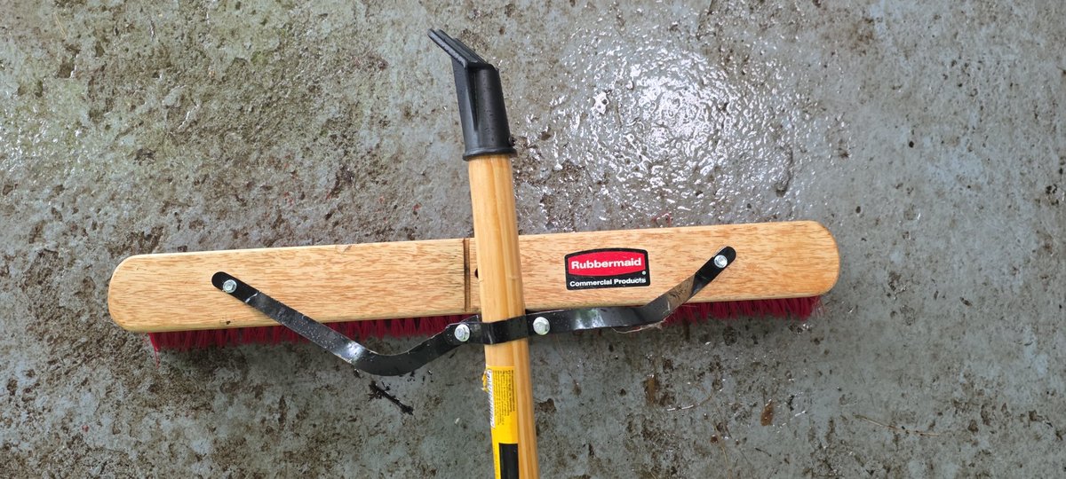 Bill_Huber's tweet photo. @rubbermaid you make garbage products. This broom didn't last 2 months.  Garbagemaid. https://t.co/4dh6Bgm8nF