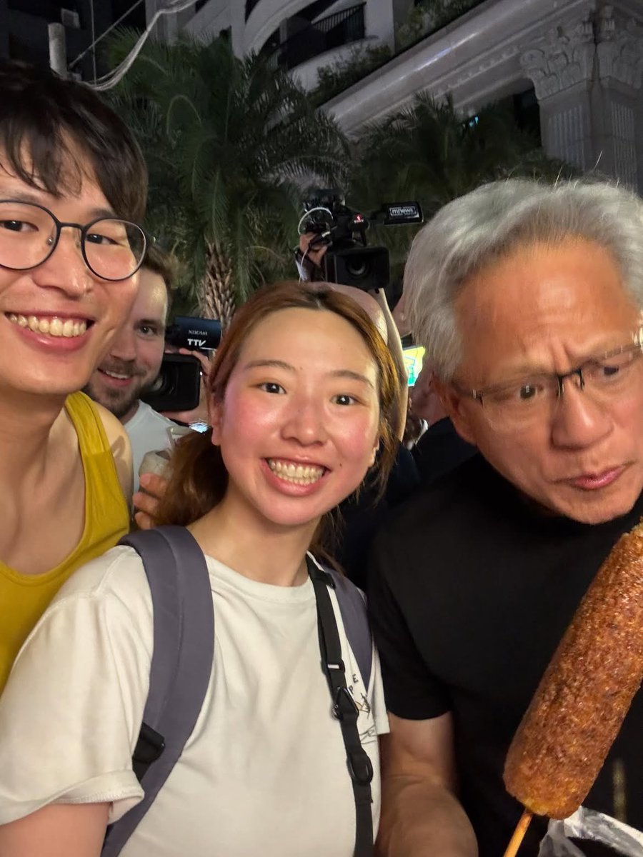 haha5185's tweet photo. 看出来了，老黄真得爱宝岛台湾的烟火气与市井文化。❤️🥰 https://t.co/w0VGC29Qrf