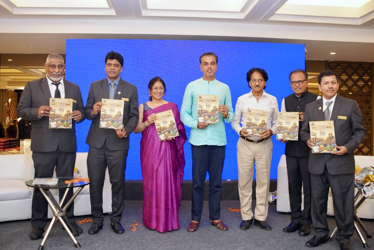 milinddeora's tweet photo. आज Federation of Associations of Maharashtra (FAM) द्वारा आयोजित ‘व्यापारी एकता दिवस’ के गौरवशाली कार्यक्रम में उपस्थित होकर महाराष्ट्र के व्यापारी समाज की एकजुटता, संगठन शक्ति और राष्ट्र निर्माण में उनके महत्वपूर्ण योगदान को निकट से देखने का अवसर मिला।

व्यापार और उद्योग केवल आर्थिक विकास की धुरी नहीं हैं, बल्कि लाखों परिवारों की आजीविका, रोजगार सृजन और सामाजिक प्रगति के मजबूत आधार भी हैं। इस अवसर पर प्रदेशभर से आए व्यापारी बंधुओं, उद्योग प्रतिनिधियों एवं गणमान्य व्यक्तियों के उत्साह और सहभागिता ने यह स्पष्ट संदेश दिया कि संगठित समाज ही सशक्त राष्ट्र की नींव होता है।

कार्यक्रम में उपस्थित गणमान्य व्यक्तियों में पद्मश्री कुन्दन व्यास, FAM के अध्यक्ष श्री जितेन्द्र शाह, @IMC_India की अध्यक्ष श्रीमती सुनीता रामनाथकर और @KotakMF के CEO श्री @NileshShah68 शामिल थे।