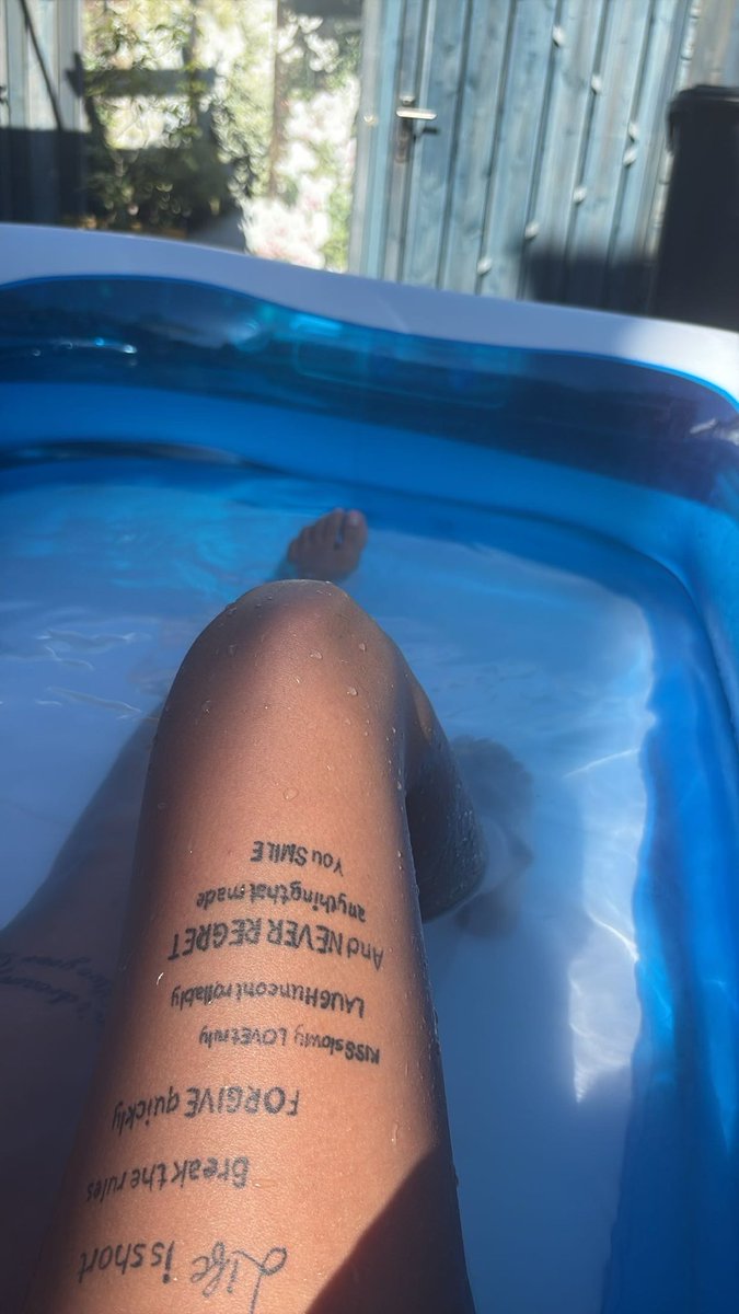 Godessjulia22's tweet photo. Terwijl ik lekker geniet van het warme weer zit jij te dromen om mijn voeten te mogen aanbidden. Zwakke slaafjes melden in dm. 
Betaal je tribute krijg je een leuke verrassing🦶☀️💰🐶🐷😈 

#findomnl #slaafjes #godessjulia #nederlands #paypig https://t.co/JdbLjwBiU8