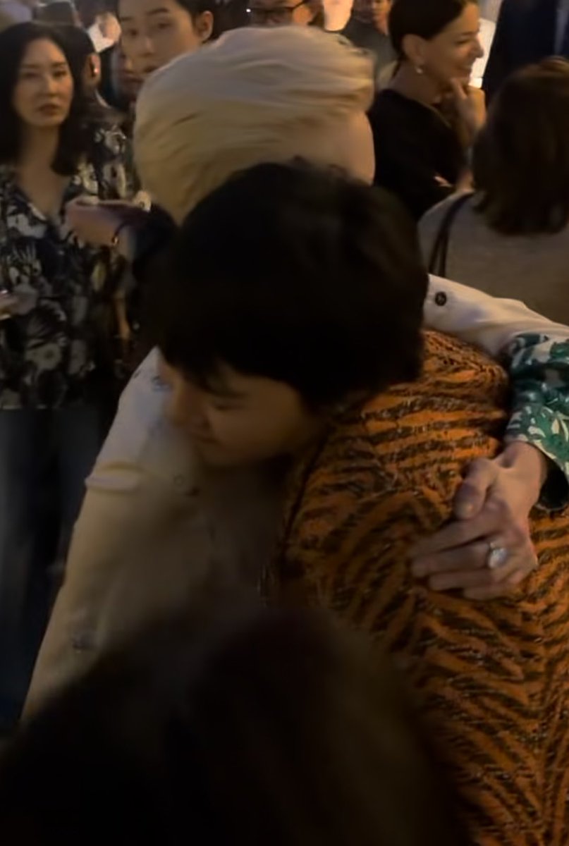 tomykjy's tweet photo. jiyong &amp; tilda ahhh 🥹💗 https://t.co/H9BvCvWcSI