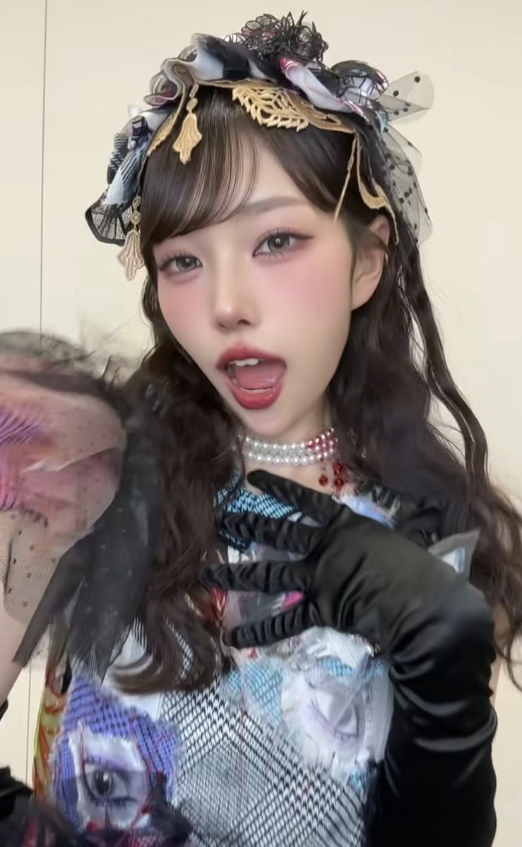 raffl3s1a_siita's tweet photo. obsessed with how the beads on her necklace look like she has a bleeding wound https://t.co/sUbqDl0Mnb