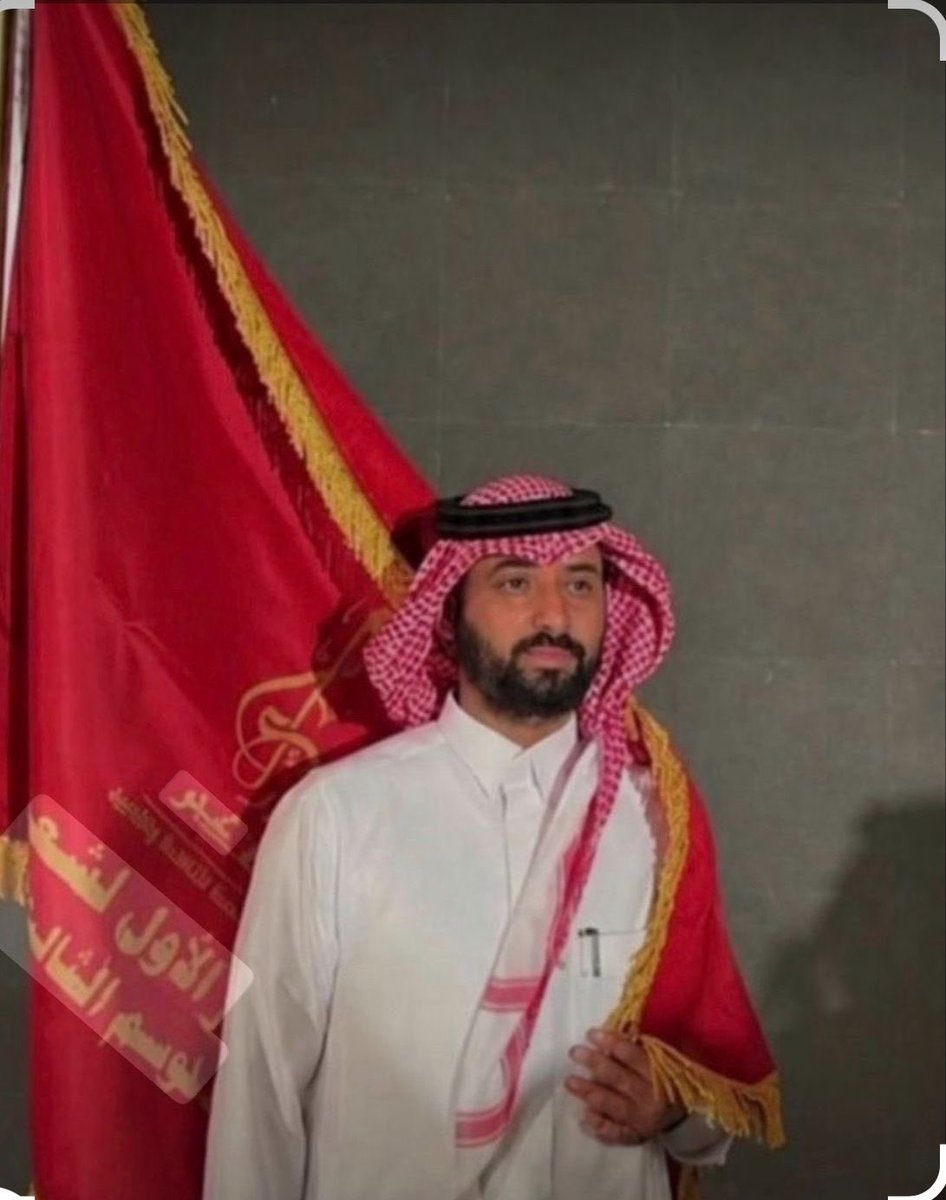 KNews2030_KSA's tweet photo. *جائزة شاعر الإبداع*

*بقلم عبدالله بن تركي الجعفري العنزي*

جائزة شاعر الإبداع… تتويج جديد يضيء سماء الشعر النبطي، ويمنح المتلقي فرصة اكتشاف صوت استثنائي يمتد بجذوره إلى عمق التاريخ، ذلك هو صوت الشاعر بدر بن سعود عويد الجعفري العنزي، الذي جاء فوزه المستحق ليحمل معنى أكبر من مجرد لقب… إنه امتداد لإرثٍ شعريّ أصيل، وراية تُسلَّم من جيل إلى جيل داخل أسرة لا تعرف إلا الإبداع.
لم يكن فوز بدر بن سعود مفاجئاً لمن يعرف قبيلة الجعافرة من عنزة، تلك القبيلة التي عُرفت بشعرائها وفرسانها وخصالها الحميدة على مرّ الزمن. ففي هذه البيئة الزاخرة بالشعر ومكارم الأخلاق تربّى بدر، ونهل من معين والده الشاعر الكبير، أحد أعمدة الشعر النبطي في المملكة والخليج، فكان الشعر بالنسبة له لغة البيت وروح المجالس ونبض الإرث الذي يجري في العروق.
وقد جاءت مشاركته في جائزة شاعر الإبداع دليلاً على نضج موهبته؛فنصوصه التي قدمها حملت بريقاً خاصاً، وصوراً مدهشة،ولغة قوية نابضة بالإحساس. استطاع أن يمزج بين الأصالة المتوارثة وروح الحداثة، فكان شعره امتداداً لمدرسة والده الشعرية، وفي الوقت ذاته يحمل بصمته الشخصية التي تميّزه وتضعه في مقدمة الشعراء الشباب.
وقد أثنت لجنة التحكيم على تمكنه من أدواته، وعلى قوة صوره الشعرية، وقدرته على السيطرة على الإيقاع، وتقديم نصوص تصل بسرعة إلى قلب المتلقي لصدقها ونقائها. فبدر شاعر يعرف كيف يُشعل الكلمة، ويمنحها حياة، ويحوّل القصيدة إلى تجربة تعيش طويلاً في ذاكرة السامع.
إن تتويجه بهذه الجائزة هو تكريم لعطائه، وتأكيد على أن موهبته تسير بخطى واثقة نحو حضور عربي واسع. وهو أيضاً فخر لقبيلة الجعافرة من عنزة، القبيلة التي أنجبت الشعراء والفرسان، وورثت لأبنائها القيم النبيلة والشجاعة ونقاء السيرة.
بدر بن سعود العنزي اليوم لا يكتب اسماً جديداً في الساحة الشعرية فحسب، بل يضيف فصلاً جديداً لأسرة شعرية عريقة، ويثبت أن الشعر حين يسكن الروح منذ الطفولة لا يمكن إلا أن يثمر تميزاً وإبداعاً.
