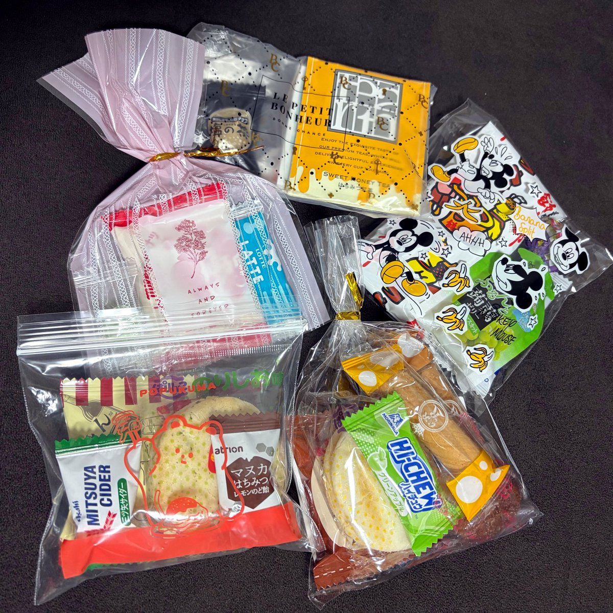 _smiler_bon's tweet photo. 昨日お菓子をくださったみなさま！
本当にありがとうございました🥲💛💛
そして長い間お世話になりました😌
会うたびに優しく接してくださるからヒョクくんもだけどみなさまに会うのも楽しみの１つでした🥰
またどこかでお会いできたら嬉しいです🥲 https://t.co/zGVv8CXiTd
