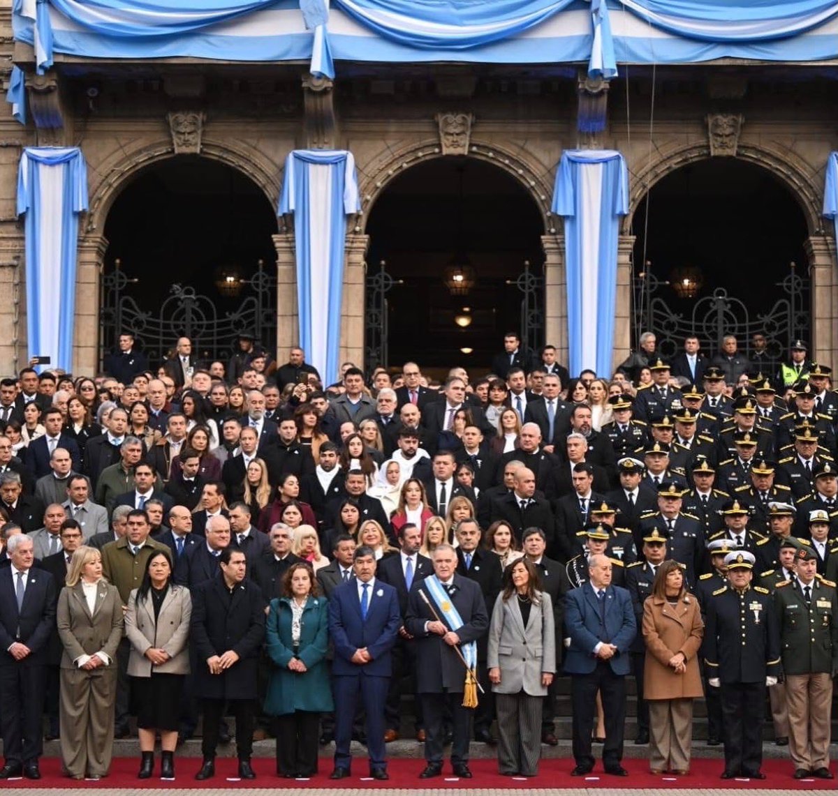 GeroVAignasse's tweet photo. 🇦🇷 A 216 años de la Revolución de Mayo, renovamos el compromiso con los valores que dieron origen a nuestra Patria: libertad, unidad y amor por la Argentina.

Compartimos junto a miles de tucumanos el tradicional izamiento de la Bandera Nacional en Plaza Independencia, en una jornada cargada de emoción, historia y sentimiento patrio.

Junto a @OsvaldoJaldo sigamos construyendo, entre todos, una provincia y un país con más diálogo, respeto y compromiso colectivo.

#Tucumán 
#25DeMayo
#VivaLaPatria