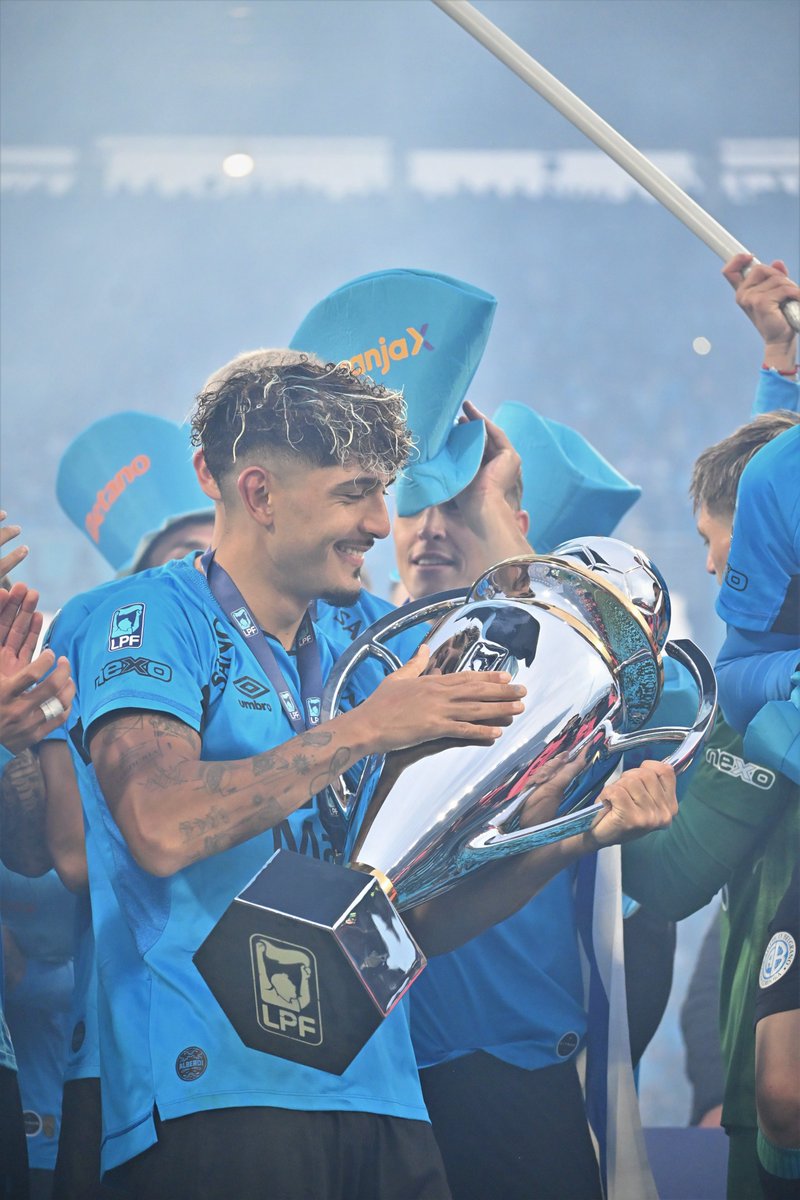 LigaAFA's tweet photo. Adrián Sánchez.
En la cancha: ⚔️👊
Con la copa: 🥰🧘‍♂️ https://t.co/sY5cPFI1jX