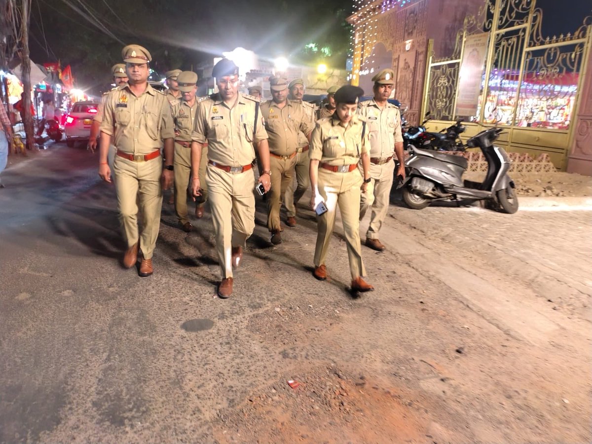 dcp_north's tweet photo. #बड़ा_मंगलवार की पूर्व संध्या पर शांति सुरक्षा व्यवस्था रखने के दृष्टिगत #adcp_north महोदया द्वारा अलीगंज क्षेत्र अंतर्गत नया हनुमान मंदिर, पुराना हनुमान मंदिर 🛕🚩का भ्रमण कर ,ड्यूटी पर लगे पुलिस बल को चेक कर ,सुरक्षा संबंधी आदेश निर्देश दिए गए।
@lkopolice @Uppolice https://t.co/AY2zNBKytT