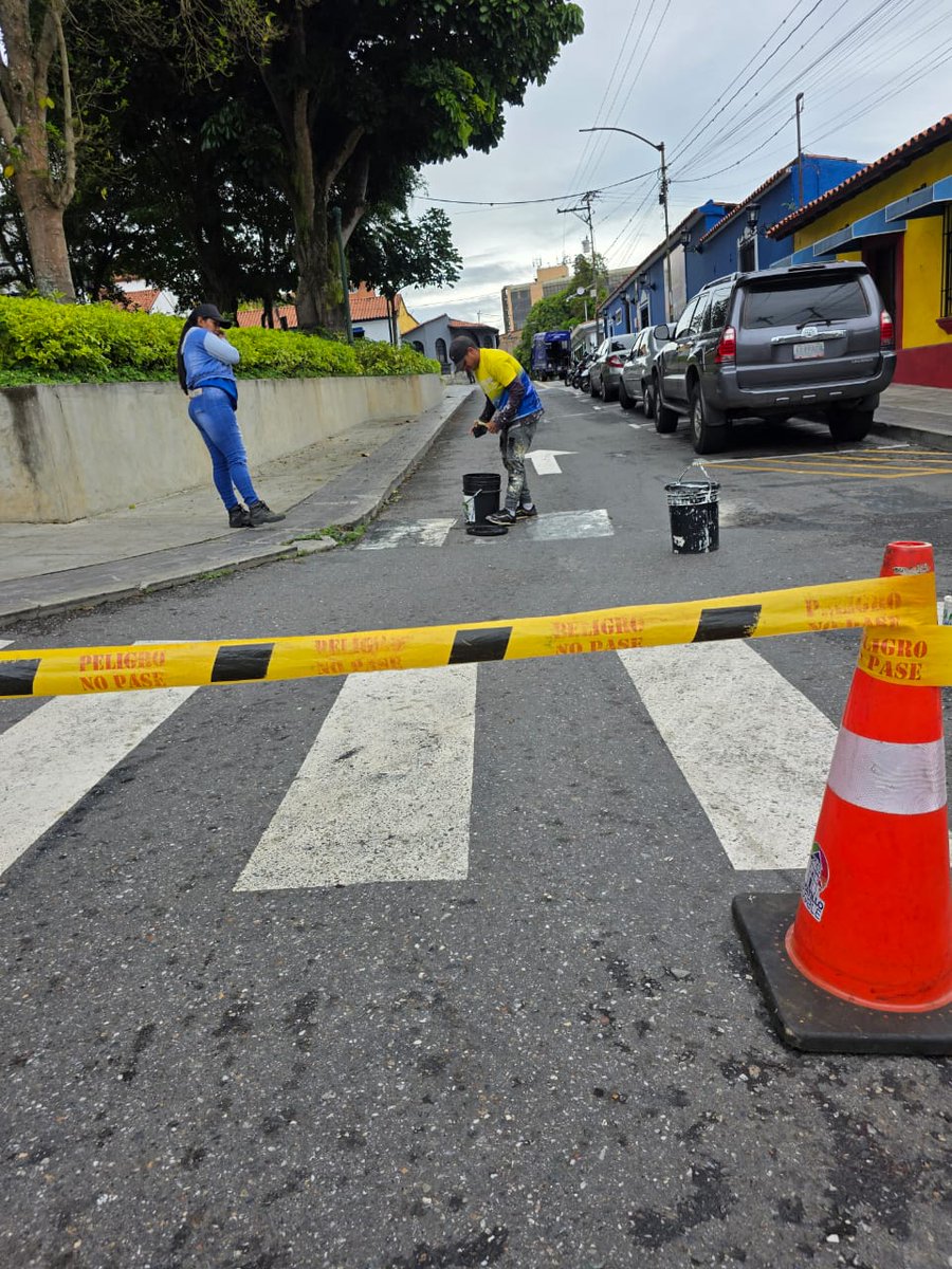 ElHatillo's tweet photo. Nuestra cuadrilla ya se encuentra trabajando en el mantenimiento de demarcación vial 

Recuerda que la 📍Calle Rosalía intersección con la Calle La Paz y la Calla Bolívar estará cerrado hasta las 3 PM, tomen previsiones

#ElHatillo #VamosPorMás #Demarcaciónvial https://t.co/TUP1Arn3lP
