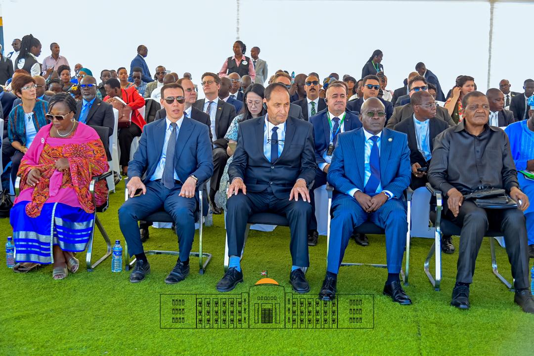 MinCoMedia's tweet photo. Célébration ce lundi de la Journée de l'Afrique. Les cérémonies marquant cette célébration ont été rehaussées par le Président de la République du #Burundi et Président en exercice de l'@_AfricanUnion, S.E. @GeneralNeva, accompagné de S.E. @Burundi1stLady. Dans son discours, le Président de la Republique du #Burundi a fait savoir que cette journée se présente comme un symbole de la mémoire collective du continent africain dans son héritage des luttes menées pour l’unité africaine ainsi que de l’espérance d’une Afrique forte, digne et prospère.