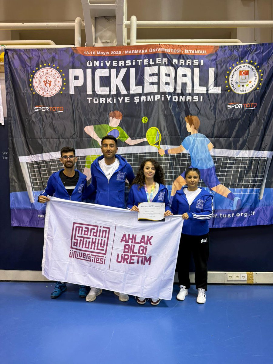 mardinartuklu's tweet photo. 🏆 MAÜ Pickleball Takımımızdan Büyük Başarı

Marmara Üniversitesi ev sahipliğinde 20–22 Mayıs tarihleri arasında düzenlenen Türkiye Pickleball Şampiyonası'nda MAÜ Pickleball Takımımız derecelerle döndü. 

Spor Bilimleri Fakültesi Spor Yöneticiliği Bölümü 4. sınıf öğrencisi Rümeysa Altıntaş, Tek Kadınlar kategorisinde Türkiye ikincisi oldu. Geçtiğimiz yıl milli takıma seçilen sporcumuz, turnuvadaki üstün performansı dolayısıyla organizasyon komitesi tarafından "En Değerli Kadın Oyuncusu" seçildi. 🥈👏

Takım kategorilerinde de dereceler alan MAÜ Pickleball Takımımız;
▪️Mixler ve Çift Kadınlar kategorilerinde müsabakaları dördüncü sırada tamamladı.
▪️Bu sonuçların ardından genel klasmanda da Türkiye dördüncülüğünü elde etti.

Takım antrenörümüz Serhat Doğu Gündoğdu'yu ve şampiyonada ter döken tüm takımımızı yürekten tebrik ediyor, başarılarının devamını diliyoruz. 🎉

@erolozvar 
@ibrahimozcosar 
@maubesyo 
@gundogdu_dogu 

#MardinArtukluÜniversitesi #MAÜ #Pickleball #TürkiyeŞampiyonası #SpordaBaşarı #Gururumuz