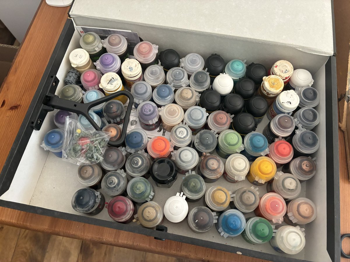 BHobbystuff's tweet photo. @ajm_nerdcore294 watched your YouTube video about getting back into painting - I also have a low cost setup. Paint station made from wood off cuts (including water tub that’s a takeaway sauce pot), brushes in a pencil case, Pringles lid palette, box file paint storage 😂 https://t.co/aBz4fhB9PP