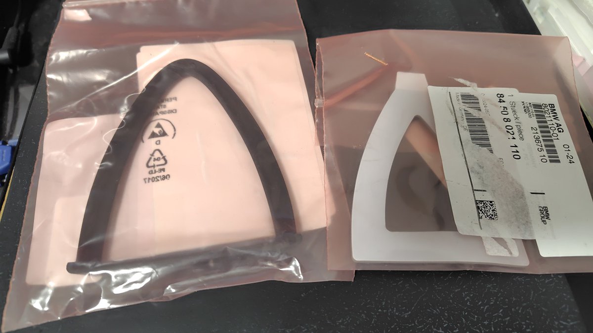 hide_otoko's tweet photo. シャークアンテナとルーフ間の黒いシール部の劣化が限界突破。補修部品はストックあり。ルーフへの穴の有無や配線経路等を存じ上げず脱着交換は保留中。配線コネクタが本体裏にある天才設計なら楽勝案件ですが、作業経験のある方ご教示いただけたらと思います。 https://t.co/sp5G6Kl1Hk