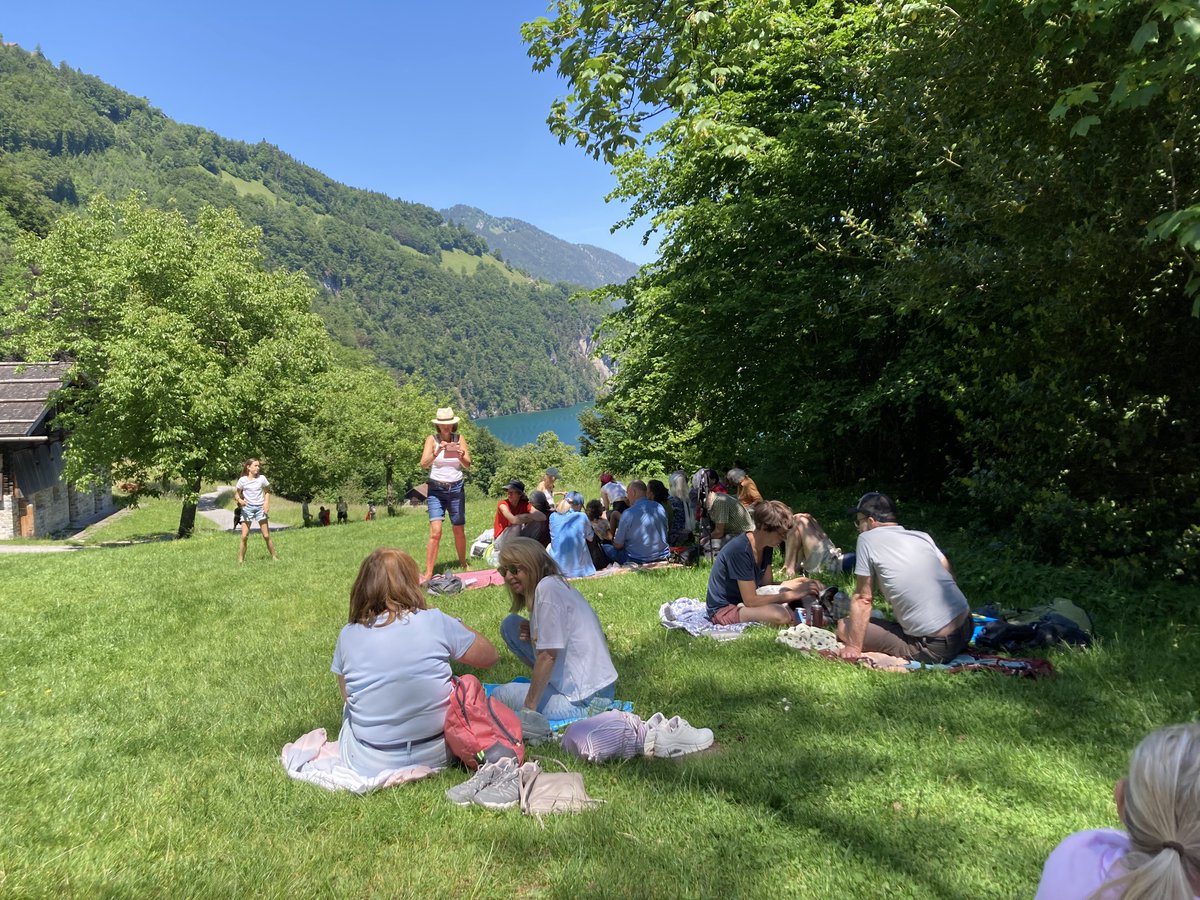 urkantone's tweet photo. An Pfingsten 2020 erneuerten Vertreter aller Kantone auf dem Rütli den Schwur der Eidgenossenschaft um ein Zeichen gegen die unverhältnismässigen zu setzen.
In Gedenken daran treffen sich jedes Jahr an Pfingsten Leute aus der ganzen Schweiz auf dem Rütli. 
https://t.co/I8IwEo0ADo https://t.co/jeZbyH5xpK
