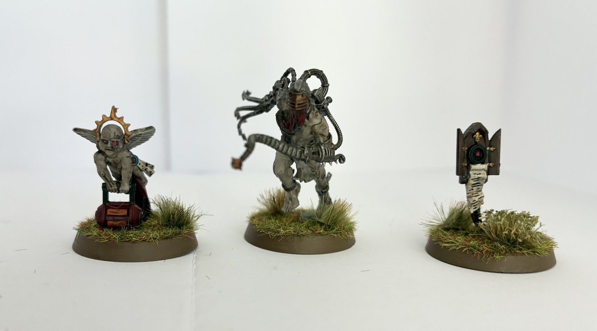 BHobbystuff's tweet photo. Got some of my Warhammer 40k minis based up this weekend - commissar, a few random minis and a squad of sisters Novitiates. #WarhammerCommunity https://t.co/Xrc45gV6Tg