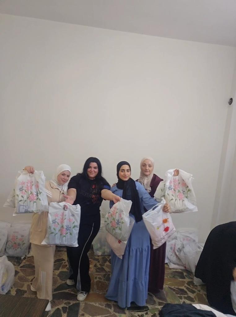 halasabelleill's tweet photo. اليوم سبقنا العيد ..بفرحة الأطفال🤍
ب #جمعية_أهلنا_الخيرية 
ووزعنا تياب العيد  
مافي عيد بدون تياب العيد وبدون ما يمسك الولد التياب الجديدة بإيده ويفرح فيهم.
كنا صغار… وكانوا أهلنا يحكولنا كيف يخبّوا تياب العيد تحت المخدة
وكل شوي يصحوامن النوم
 من الحماس ليتأكدوا انه التياب https://t.co/Te1V2MBpZp