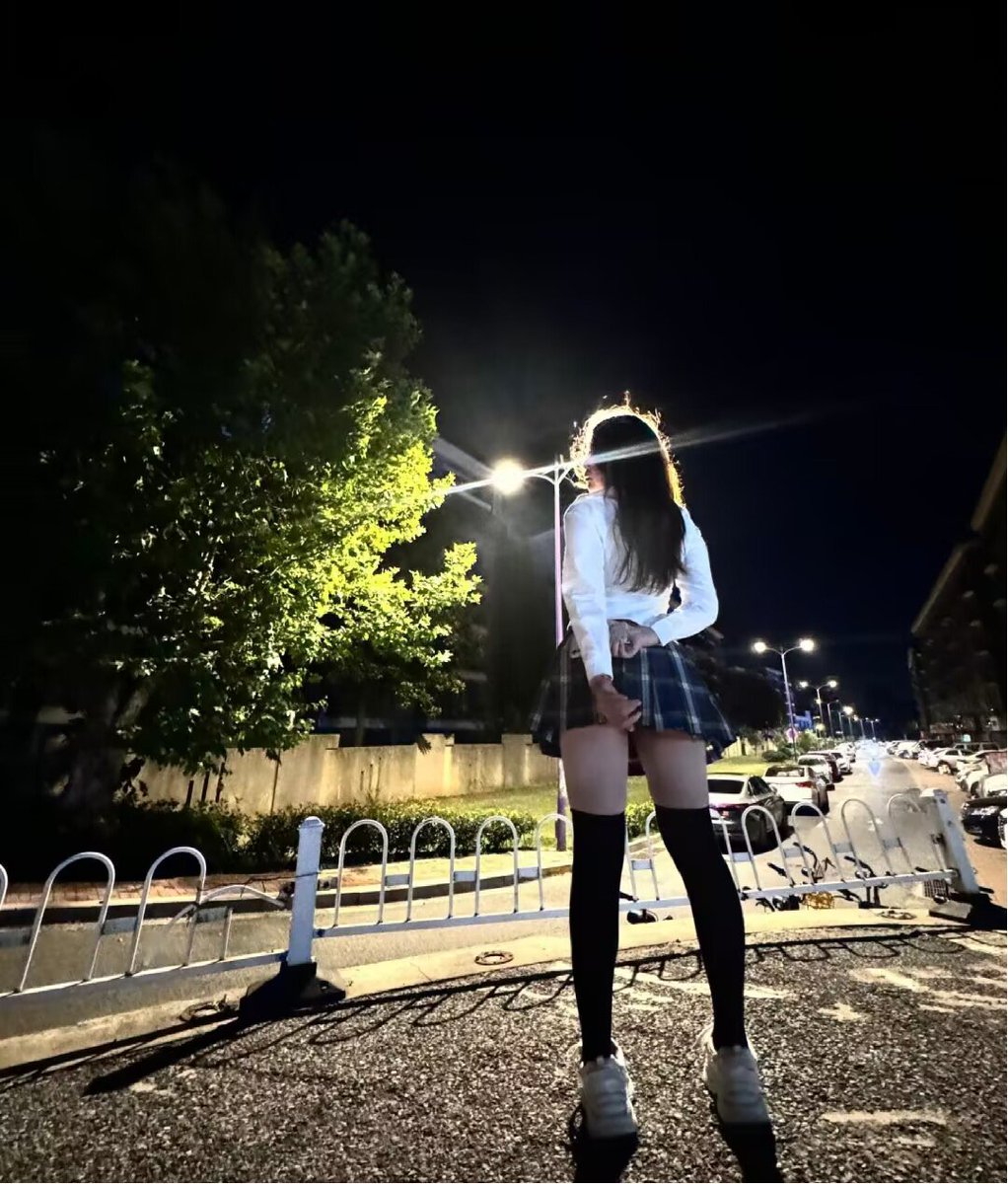 Justin84751378's tweet photo. 每次劝女友和妹妹穿短裙出门，就忍不住幻想她们被别的男人目光包围、���至偷偷上手。 https://t.co/qHHhD82Y6U