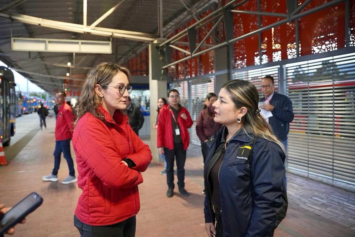 Maferoc's tweet photo. Usme ha vivido un importante desarrollo urbano y para responder a este reto operativo y a las necesidades de la comunidad, implementamos una optimización estratégica en el Portal Usme:

1. Creación de la nueva ruta H738 Av. Caracas: Diseñada para descongestionar el sector de Santa Librada en las horas de mayor demanda. 
2. Ajuste del trazado H728 Danubio: Eliminamos cuellos de botellas en el sector Molinos para garantizar una conexión directa y fluida. 
3. Optimización de la ruta H729 La Aurora: Reducción de tiempos de viaje para los residentes de los nuevos conjuntos de la zona. 

TransMilenio evoluciona escuchando a la comunidad y ese es un compromiso que seguiremos cumpliendo.