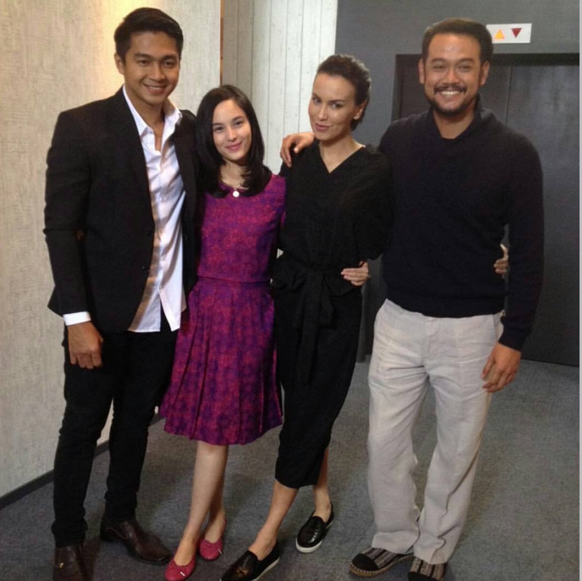 insidefolkative's tweet photo. Tetangga Masa Gitu dikabarkan akan dibuat ke layar lebar. Namun dilansir dari ig/catatanfilm, cast yang akan bermain akan berbeda dengan versi originalnya.

Kabarnya film ini akan dibintangi Chicco Jerikho, Laura Basuki, Yuki Kato hingga Marcell Darwin. 

via: ig/catatanfilm https://t.co/jsL0chtum1