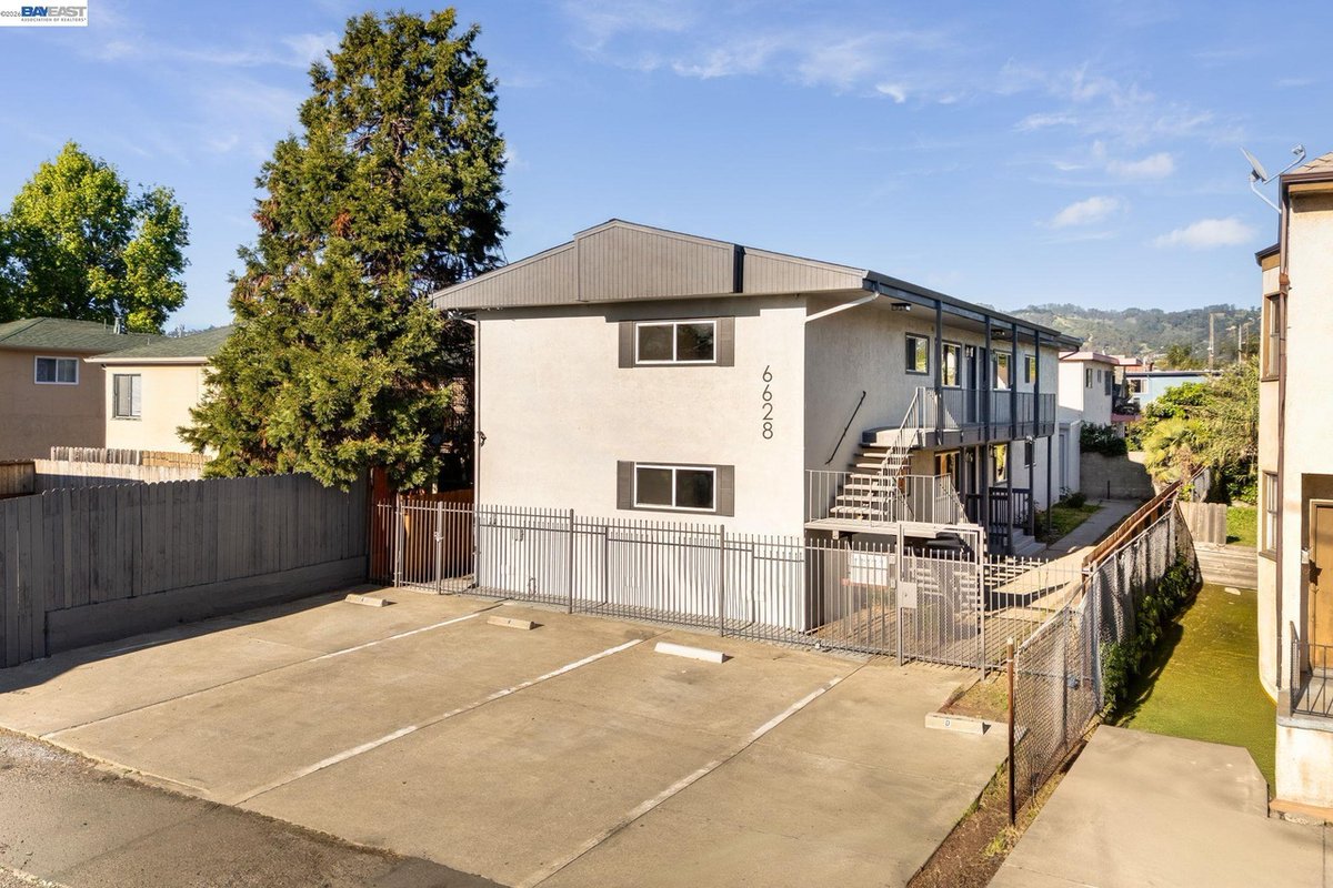 RivalryTeam's tweet photo. JUST SOLD by RivalryTeam, 4 x units in Oakland with monthly rent potential around ~ $14K / month - SOLD @ $1.625M

#rivalryteam #realestate #realestateagent #homebuyers #homebuying #siliconvalleyrealestate #siliconvalleyhomesforsale #bayarearealestate #realestateexperts https://t.co/ZoHMmrHuNK