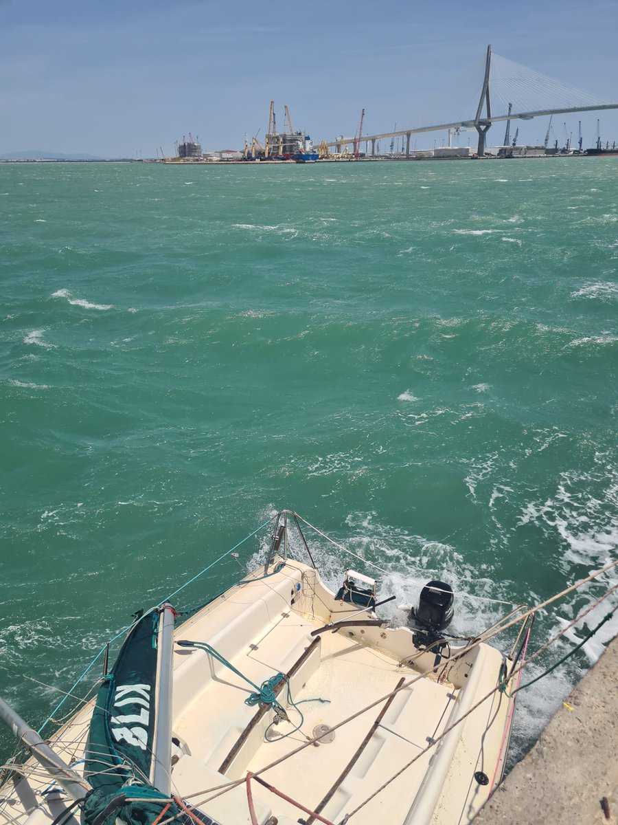 salvamentogob's tweet photo. Velero sin gobierno y con el mástil roto, quedó atracado de forma precaria en el muelle de La Galeona (Cádiz). CCS Cádiz movilizó la SALVAMAR SUHAIL, que aseguró el remolque y trasladó la embarcación a Puerto América, donde quedó atracada sin incidencias. #SeguridadNautica https://t.co/DoGehnrWPx