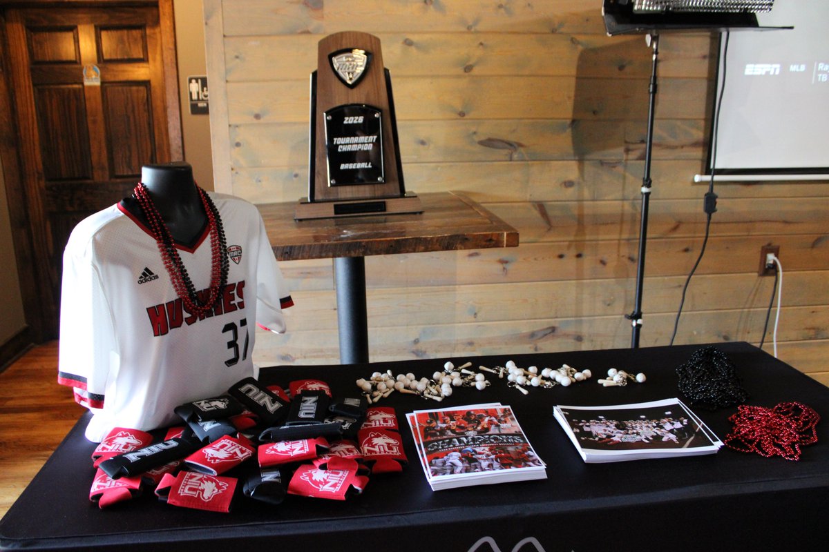 NIU_Baseball's tweet photo. We are 20 minutes away from the @NCAABaseball Division I selection show

A BIG thanks to @FattysDeKalb for having us as the show airs on ESPN at 11 am CT 

#GoHuskies | #HuskieBall https://t.co/jseDnFtwPO
