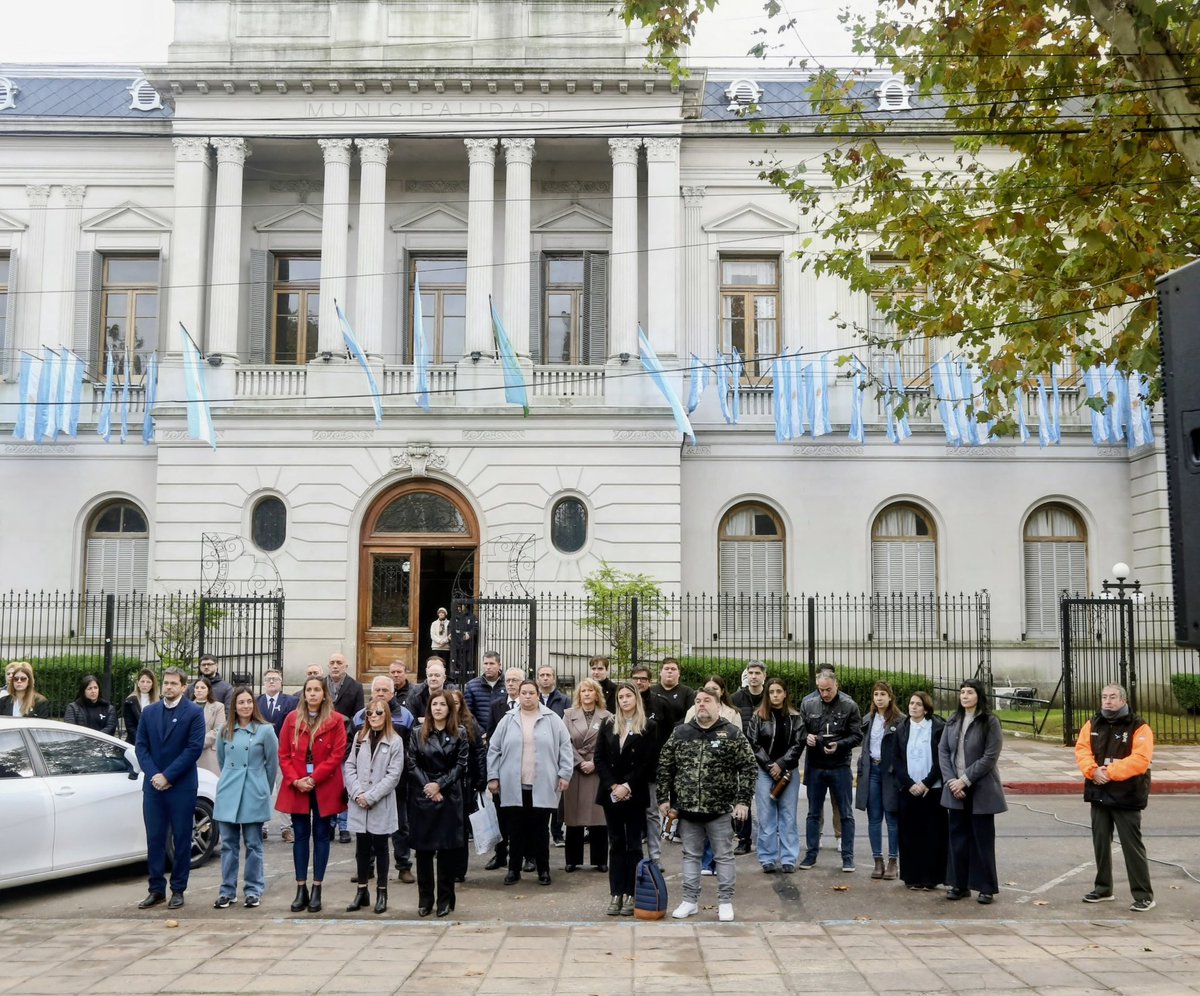 MarceloMatzkin's tweet photo. Postales de un 25 de mayo en donde debemos recordar que se hace patria todos los días. Un día los libertadores de nuestro país hicieron patria desde el Cabildo. Hoy gracias a ellos podemos defender la patria tan sólo tomando todos los días la mejor decisión posible, sin personalismos, sin egos y sin primeros planos. Primero la patria después nosotros.