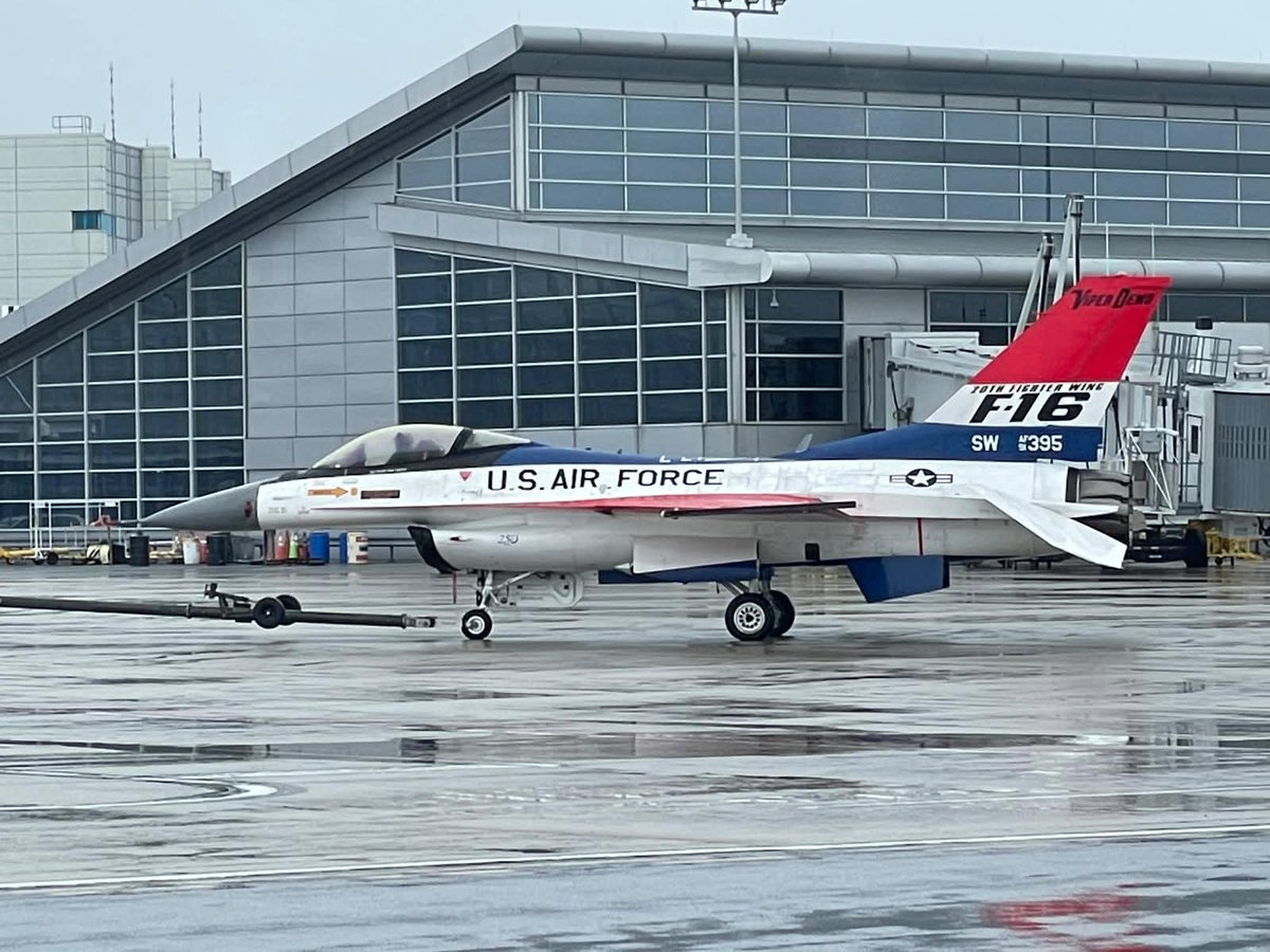 gonzaconti_18's tweet photo. Un amigo esta de paseo en EEUU engancho un show aéreo en pensilvanya
Y me manda esto...
Que lindo lpm
#F16DemoTeam #F16 #BlueAngels #USAF #UsNavy #F18 #SuperHornet #Viper https://t.co/tGMGrfooLM