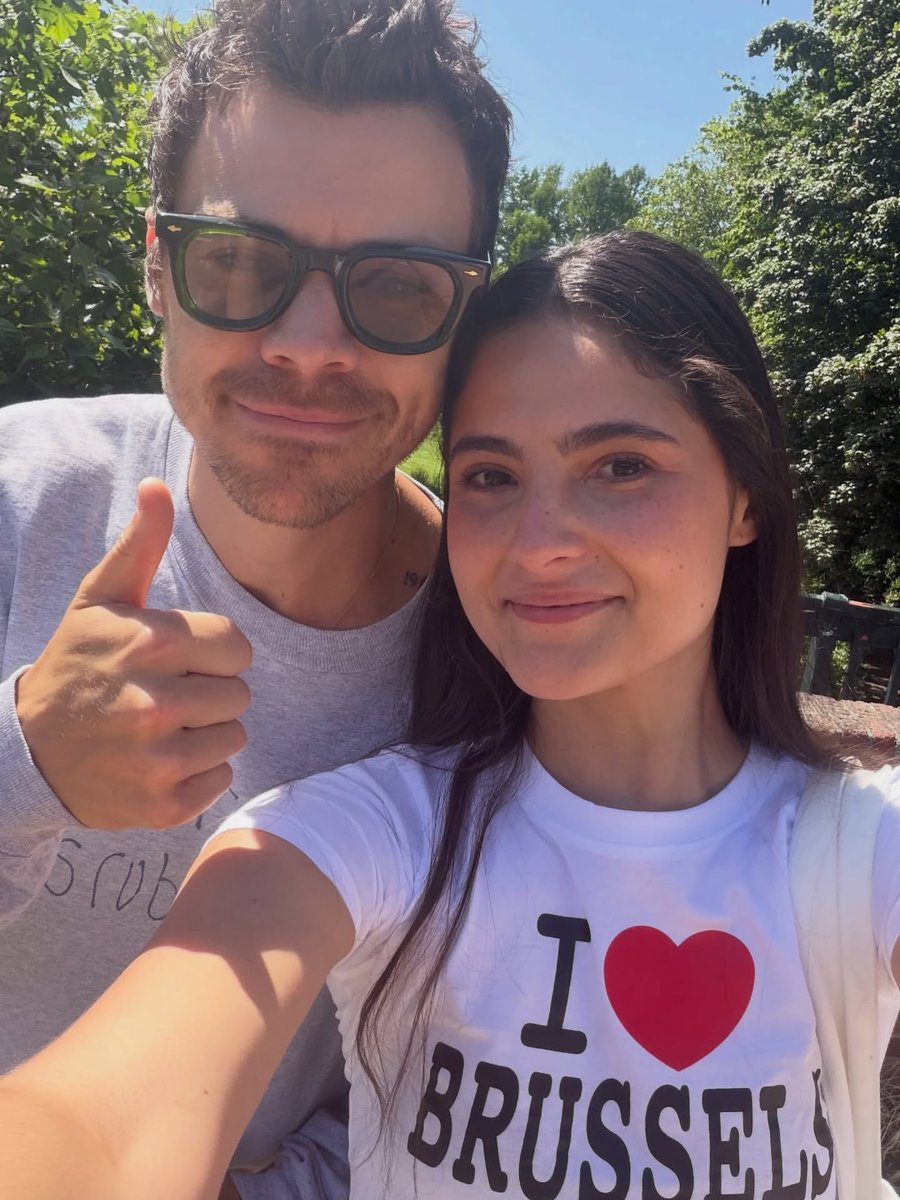 HSHQIta's tweet photo. Harry con una fan ad Amsterdam!

via mirnareads https://t.co/VMX3RvvJOx