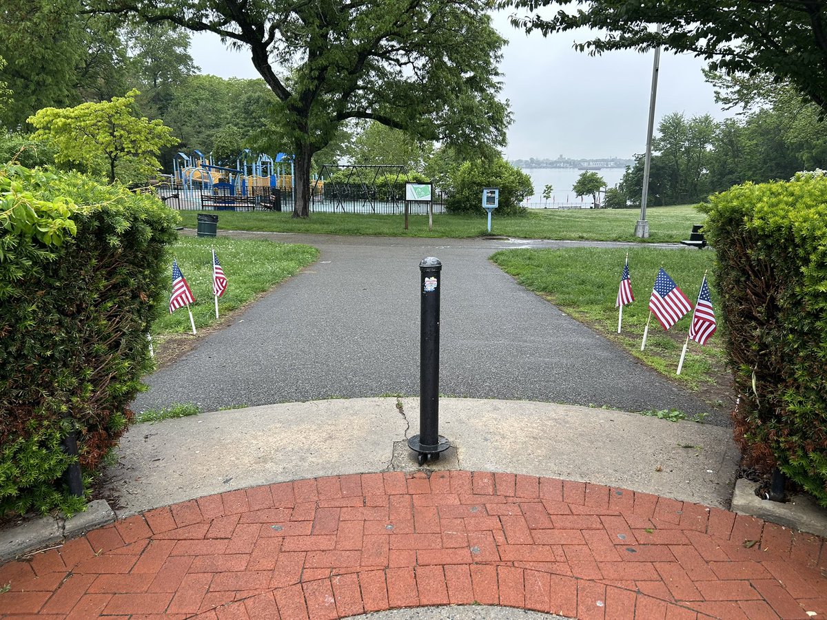 calfarrell's tweet photo. Minor miracle that the teenagers got up early to put up flags for #MemorialDay at Francis Lewis Park. Remembering everyone who made the supreme sacrifice today. ❤️🙏🇺🇸 https://t.co/k2JkeI5sFs
