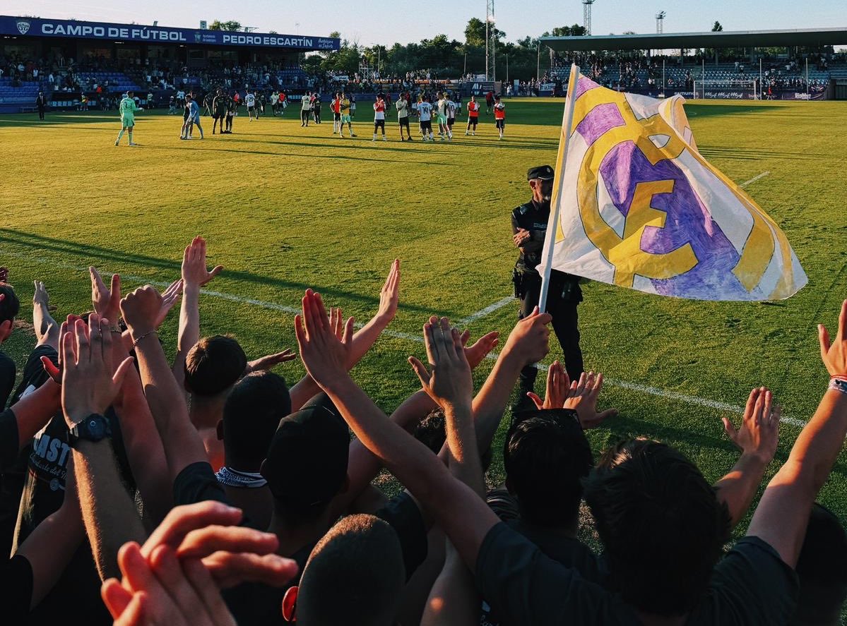 JJH_MDZ's tweet photo. Una verbena // Un fondo

Una performance orquestada // Una grada pasional

Gente por contrato // Gente por el escudo 

Unos prometieron “desplazamientos masivos” para el Castilla // Otros lo cumplieron sin venderlo

JOVEN MADRIDISTA, ELIGE TU CAMINO https://t.co/2pvKy6JOfD