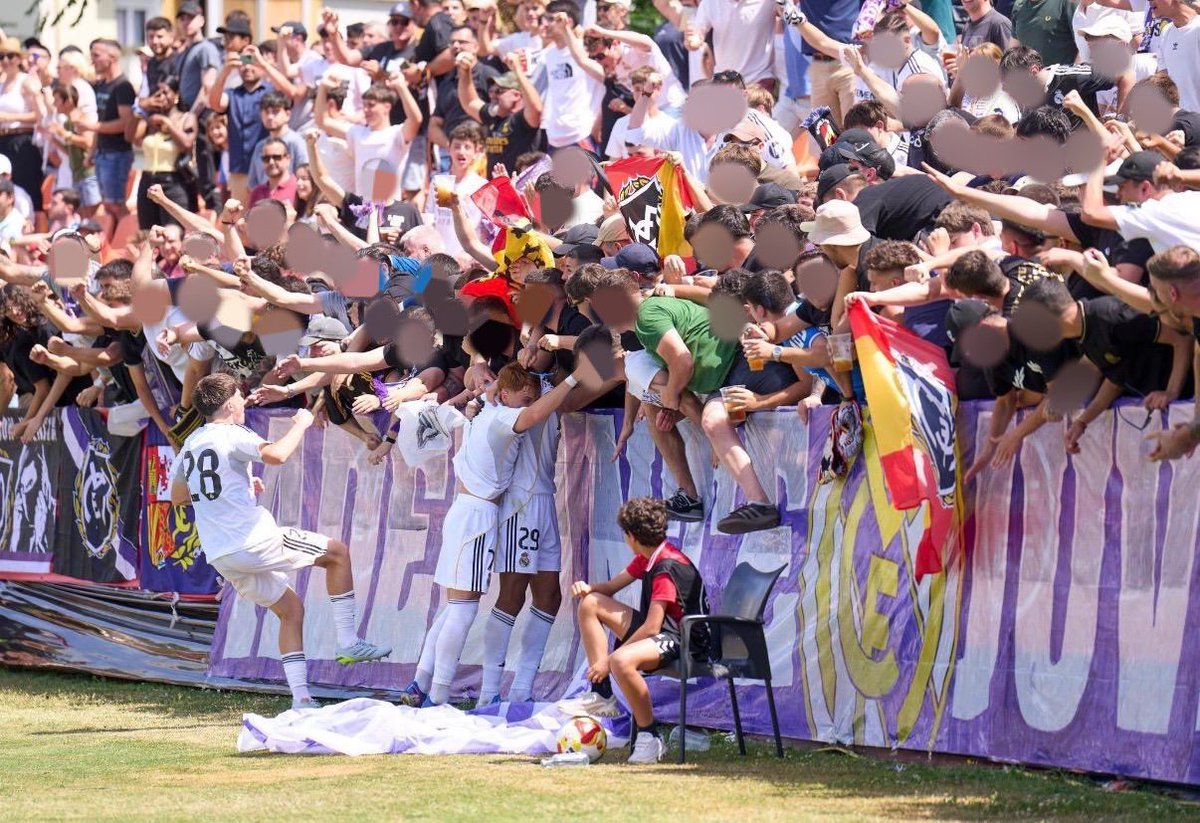 JJH_MDZ's tweet photo. Una verbena // Un fondo

Una performance orquestada // Una grada pasional

Gente por contrato // Gente por el escudo 

Unos prometieron “desplazamientos masivos” para el Castilla // Otros lo cumplieron sin venderlo

JOVEN MADRIDISTA, ELIGE TU CAMINO https://t.co/2pvKy6JOfD