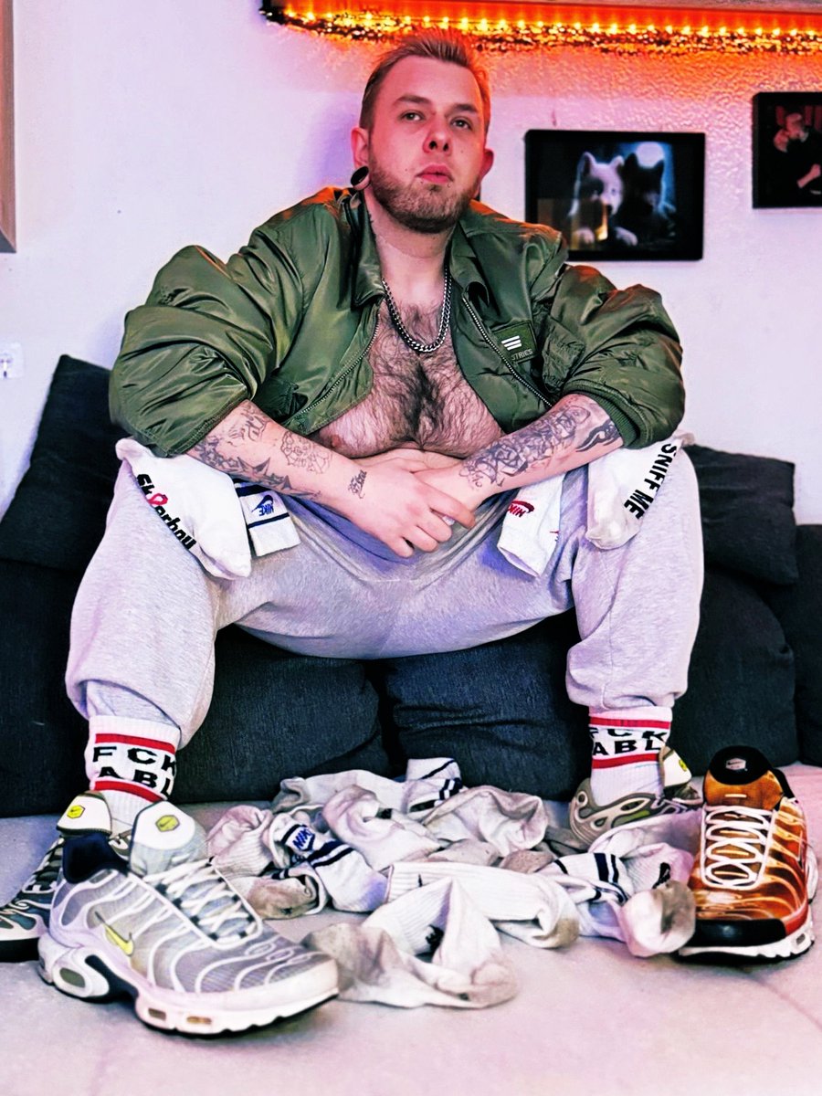 SneakerTyp's tweet photo. ⛓️😈 A nice day to chill and sniff😈⛓️ https://t.co/npQ3OMluVj