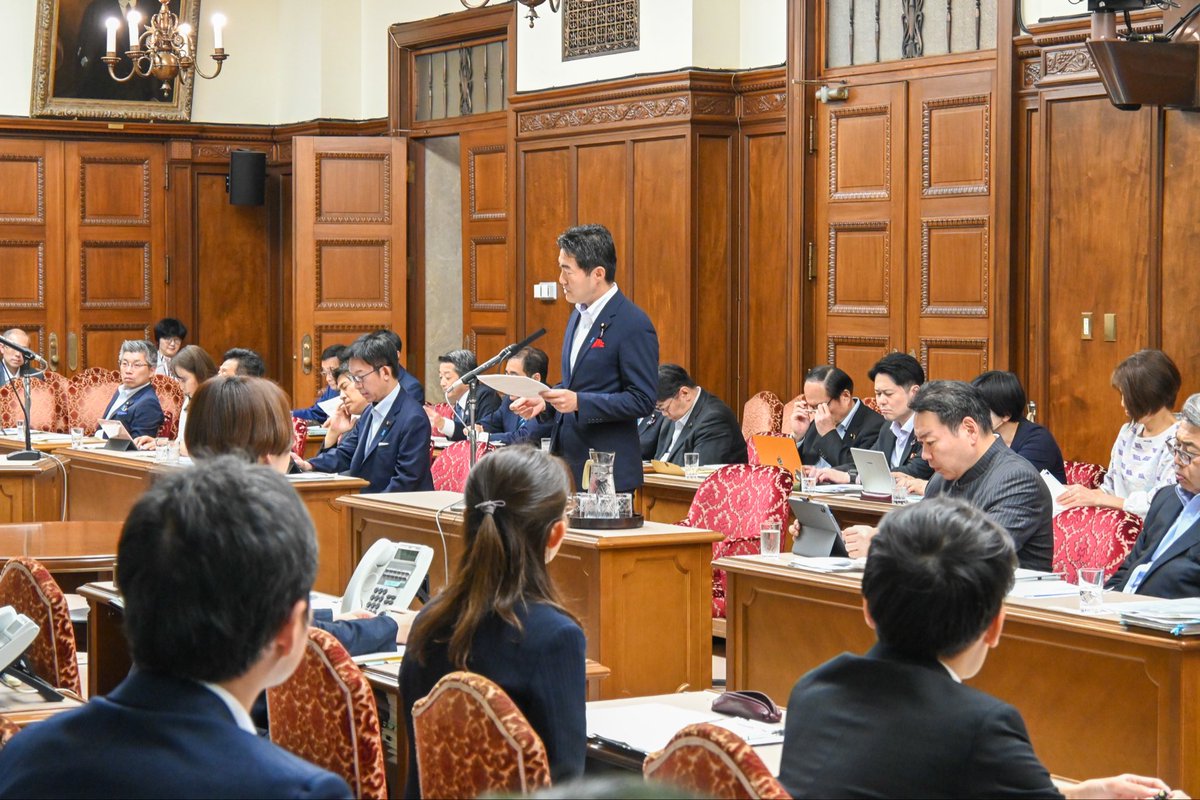 HoL8vx's tweet photo. 「障害者デジタルしごと応援事業」を、もっと全国へ。

📄 本日の決算委員会質疑では、デジタルアーカイブ戦略と障害者優先調達推進法を結びつけ、国や自治体に眠る紙文書・地域資料のデジタル化を、障害者就労施設へ発注する仕組みの推進について、小野田内閣府特命担当大臣はじめ省庁の皆様に提案しました。

💻 注目したのが、日本財団が支援し全国13か所で進む「障害者デジタルしごと応援事業」です。
保管されている紙文書のスキャン、OCR、メタデータ付与などの専門的デジタル業務を、障害のある方々が担い、高い集中力と丁寧さを生かしながら行っています。

✨ 現地視察では、仕事に誇りを持って取り組まれている姿を目の当たりにしました。
これまで月2万円程度だったB型事業所の工賃が、5万〜7万円、将来的には10万円程度も目指せる可能性があることも大きな希望です。

🏛️ 行政文書のデジタル化は、
・行政効率化
・地域資料の保存
・災害時の情報保全
・住民サービス向上
・障害者の工賃上昇
にもつながります。

🤝 そして何より、
「福祉」と「DX」を別々に考えるのではなく、“専門的な仕事を通じて障がい者の社会参加と所得向上を実現する”共生社会のモデルになり得ます。

🧑‍🦽‍➡️「障害者デジタルしごと応援事業」の全国展開、共同受注体制の強化、優先調達実績の見える化をさらに進めてまいります。

#障害者デジタルしごと応援事業