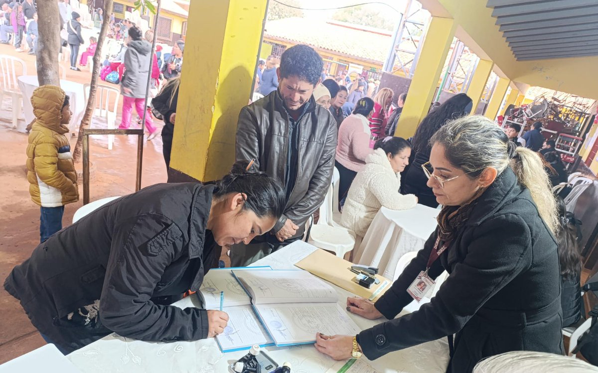pyregistrocivil's tweet photo. 📍 Presidente Franco | Alto Paraná

El #NuevoREC participó de una jornada de atención ciudadana en el marco de #DiaDeGobierno, acercando servicios registrales a la comunidad. 🇵🇾📄 https://t.co/jsUHRL8Pay