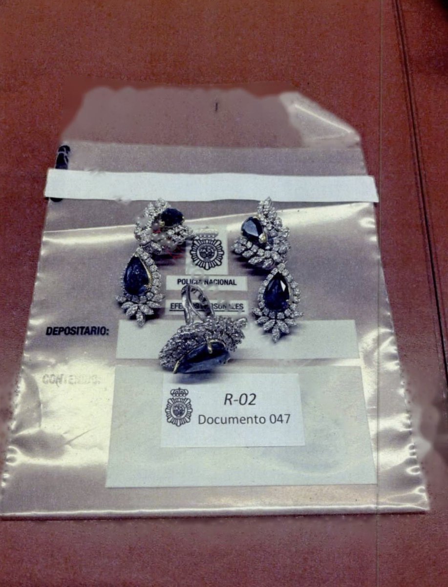 herqles_es's tweet photo. 🇪🇸 | #Ampliación Más imágenes de las joyas y relojes de alto valor encontrados por la UDEF en la caja fuerte de Zapatero. https://t.co/cxYJoecY8f
