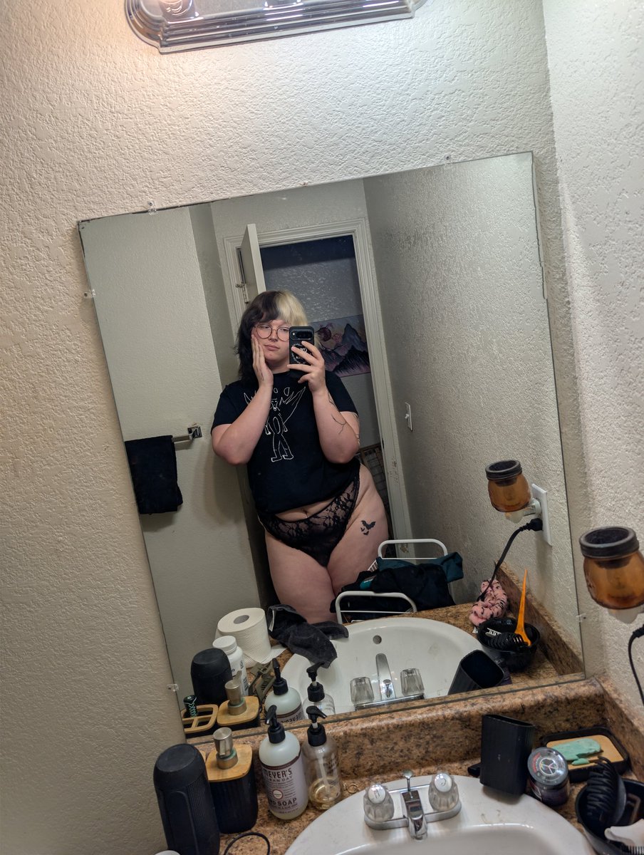 fallensnothere's tweet photo. Sorry I've been so MIA but look at my new doan short https://t.co/zKFK4FaqFs