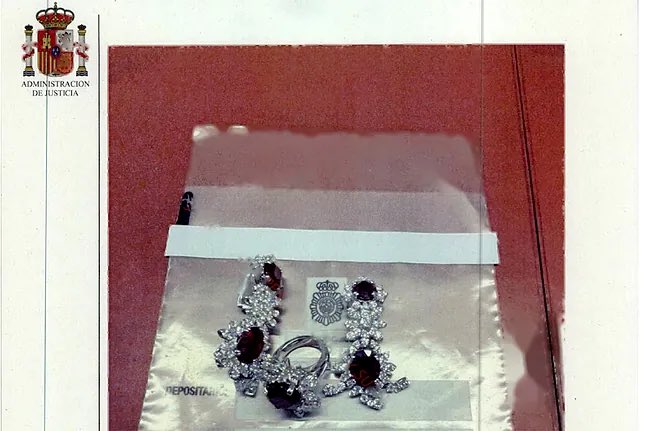 MagJorgeCastro's tweet photo. ⚠️⚠️Joyas intervenidas por la policía de España en una caja fuerte del despacho de Zapatero.

Resultó de gustos finos y nada proletarios el expresidente socialista. https://t.co/2avvYdPwTB