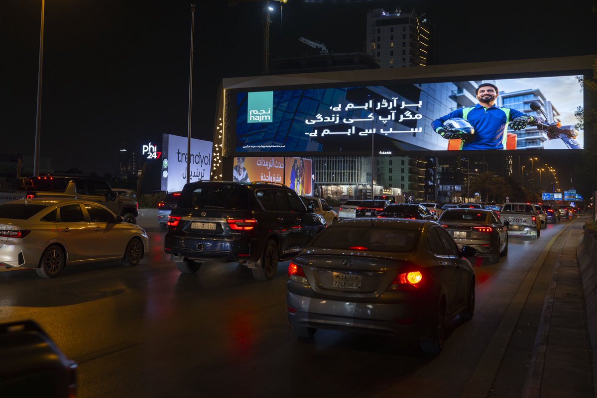 ttalahmari's tweet photo. حملة توعوية باللغة الأوردية تقودها شركة نجم لرفع الوعي لدى سائقي السيارات والدراجات النارية في طرق #الرياض، حملات التوعية التي تستهدف جمهور محدد تصل بشكل أسرع، خطوة اتصالية توعوية جميلة.. https://t.co/52UyxcK7y7