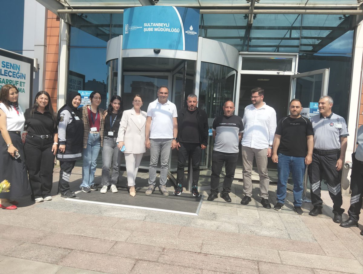 gulsah_efiloglu's tweet photo. Abone İşleri 3. Bölge Daire Başkanımız M.Zeki Bal’ı Sultanbeyli Şube Müdürlüğümüzde ağırladık. İdari izinde görevi başında olan personelimizle bayramlaşmamızı şimdiden gerçekleştirdik.Nazik ziyaretleri için teşekkür ederiz. Birlik ve beraberlik içerisinde nice güzel bayramlara. https://t.co/eF5rlhobS2