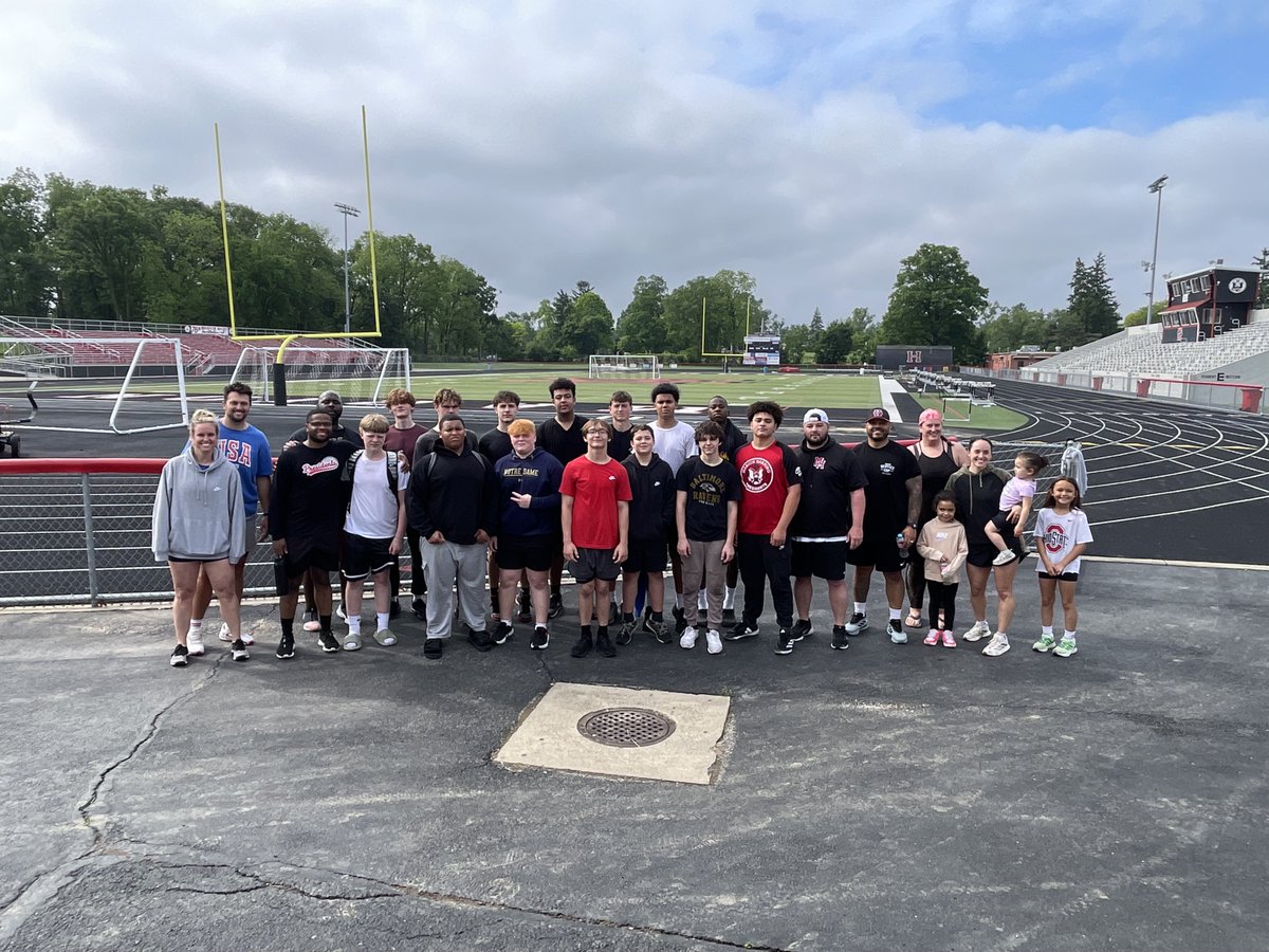 HHSPresidentsFB's tweet photo. This Memorial Day, members of Marion Harding Football honored those who made the ultimate sacrifice by completing the Murph workout together. 🇺🇸

We are grateful for their sacrifice and proud to honor them through hard work, discipline, and brotherhood.

Never forgotten. https://t.co/SfKm8JvnZ6