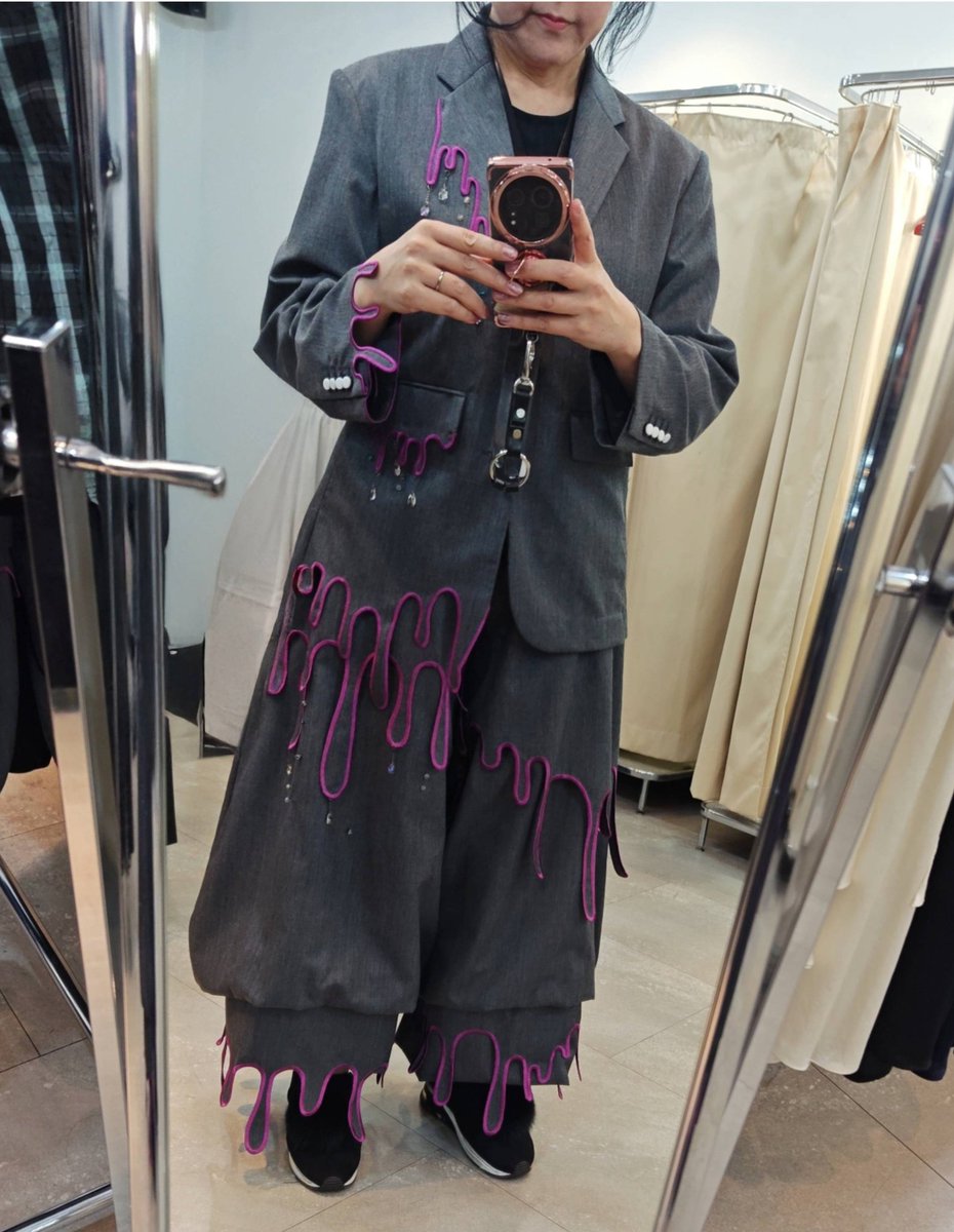pinkwheatcookie's tweet photo. 溶けるのセットアップほんとかわいい♪　
上下Mでちょい大きめ（身長165センチ、ふだんMかL）
パンツは膝下までリブ上げてこんな感じ。長さたっぷりだけど着心地軽くて楽しい。
刺繍の縁からビジューが揺れる感じとか
hazamaの文字がぐるり縁取るボタンとか、見ても見ても飽きず。
#hazama_size https://t.co/jVC3uLmDo2